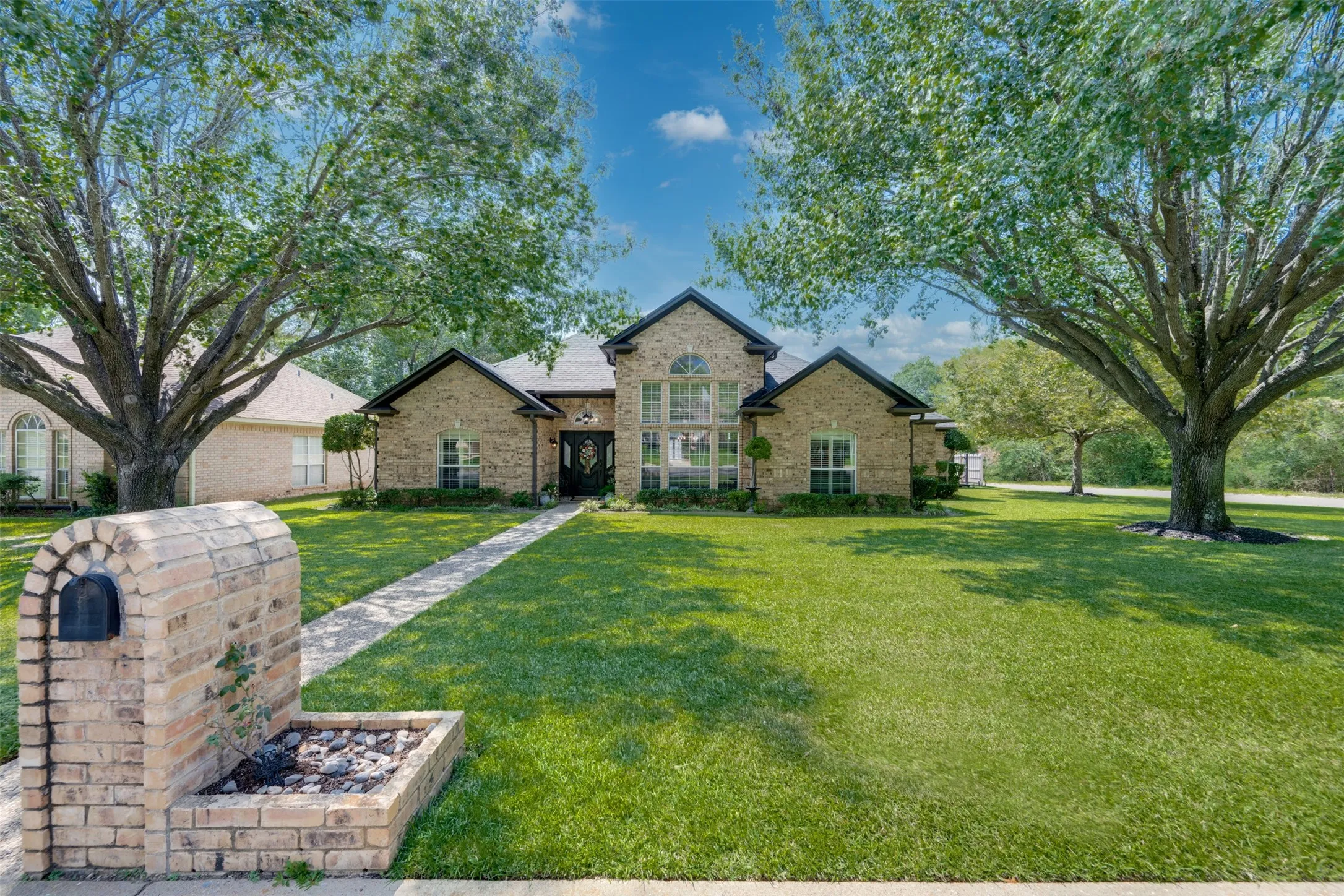 Single Family Residence For Sale in Smith County , 1318 Spring Branch Drive, Tyler, Texas 75703, 4 Bedroom, 2 Bathroom, 2 Garage spaces, 2,298 Sqft, built in 1992, mls#21389571, Real Estate Agent in Tyler, Homes For Sale in Smith county, Homes For Sale in Tyler, Realtor in Tyler Texas, Real Estate Brokerage Independent Realty Texas, Luminita Cordes Realtor
