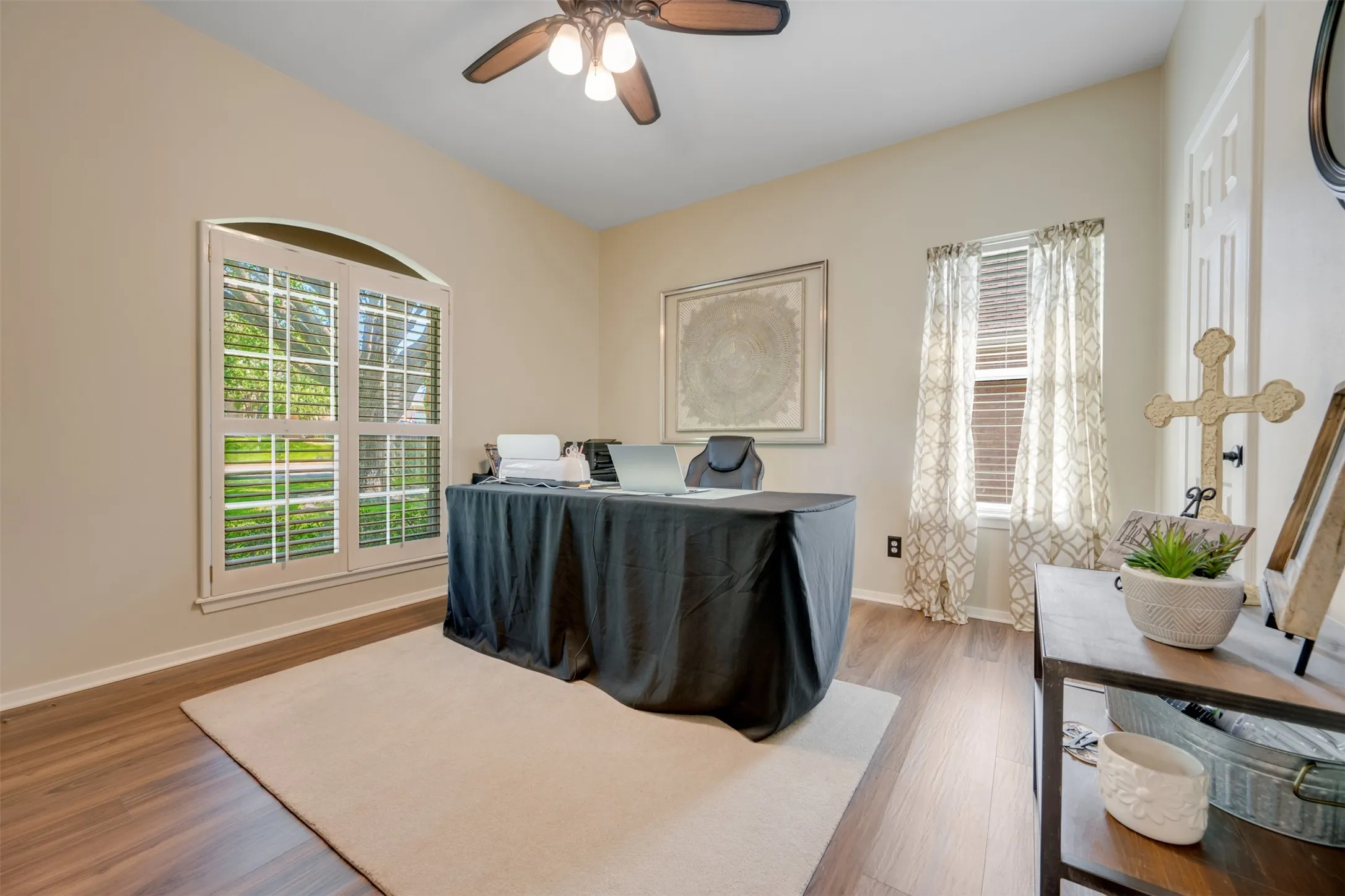 Single Family Residence For Sale in Smith County , 1318 Spring Branch Drive, Tyler, Texas 75703, 4 Bedroom, 2 Bathroom, 2 Garage spaces, 2,298 Sqft, built in 1992, mls#21389571, Real Estate Agent in Tyler, Homes For Sale in Smith county, Homes For Sale in Tyler, Realtor in Tyler Texas, Real Estate Brokerage Independent Realty Texas, Luminita Cordes Realtor