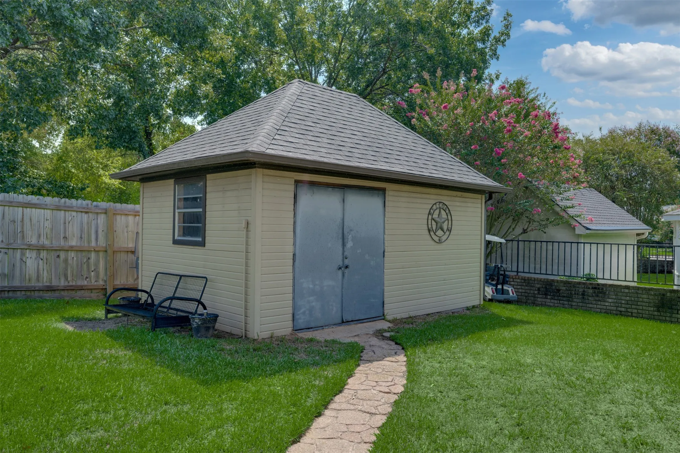 Single Family Residence For Sale in Smith County , 1318 Spring Branch Drive, Tyler, Texas 75703, 4 Bedroom, 2 Bathroom, 2 Garage spaces, 2,298 Sqft, built in 1992, mls#21389571, Real Estate Agent in Tyler, Homes For Sale in Smith county, Homes For Sale in Tyler, Realtor in Tyler Texas, Real Estate Brokerage Independent Realty Texas, Luminita Cordes Realtor