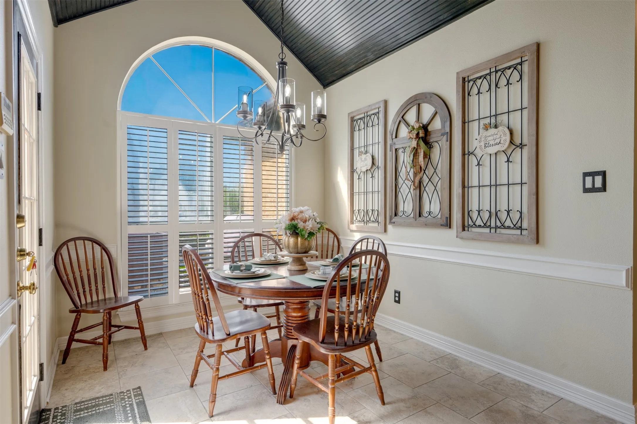 Single Family Residence For Sale in Smith County , 1318 Spring Branch Drive, Tyler, Texas 75703, 4 Bedroom, 2 Bathroom, 2 Garage spaces, 2,298 Sqft, built in 1992, mls#21389571, Real Estate Agent in Tyler, Homes For Sale in Smith county, Homes For Sale in Tyler, Realtor in Tyler Texas, Real Estate Brokerage Independent Realty Texas, Luminita Cordes Realtor