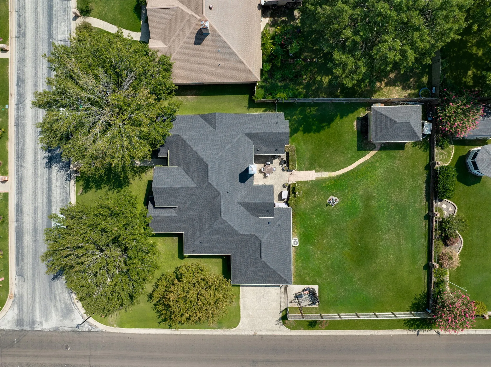 Single Family Residence For Sale in Smith County , 1318 Spring Branch Drive, Tyler, Texas 75703, 4 Bedroom, 2 Bathroom, 2 Garage spaces, 2,298 Sqft, built in 1992, mls#21389571, Real Estate Agent in Tyler, Homes For Sale in Smith county, Homes For Sale in Tyler, Realtor in Tyler Texas, Real Estate Brokerage Independent Realty Texas, Luminita Cordes Realtor