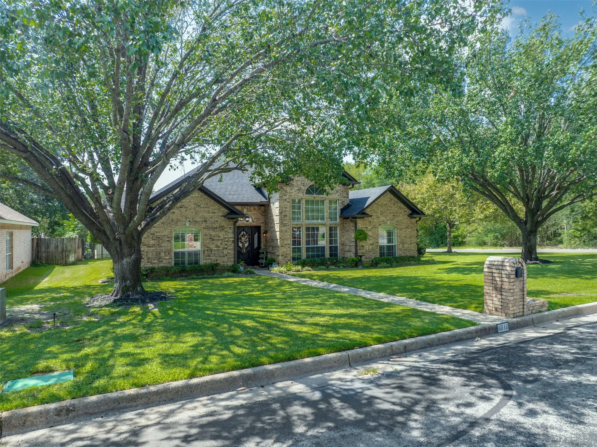 Single Family Residence For Sale in Smith County , 1318 Spring Branch Drive, Tyler, Texas 75703, 4 Bedroom, 2 Bathroom, 2 Garage spaces, 2,298 Sqft, built in 1992, mls#21389571, Real Estate Agent in Tyler, Homes For Sale in Smith county, Homes For Sale in Tyler, Realtor in Tyler Texas, Real Estate Brokerage Independent Realty Texas, Luminita Cordes Realtor
