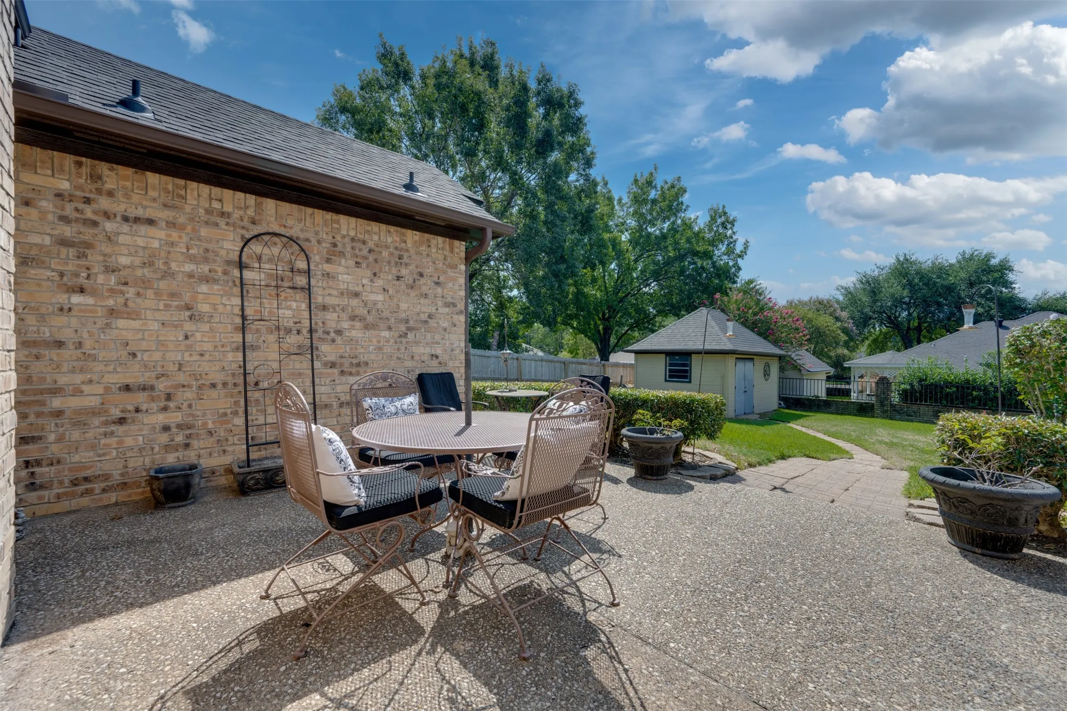 Single Family Residence For Sale in Smith County , 1318 Spring Branch Drive, Tyler, Texas 75703, 4 Bedroom, 2 Bathroom, 2 Garage spaces, 2,298 Sqft, built in 1992, mls#21389571, Real Estate Agent in Tyler, Homes For Sale in Smith county, Homes For Sale in Tyler, Realtor in Tyler Texas, Real Estate Brokerage Independent Realty Texas, Luminita Cordes Realtor