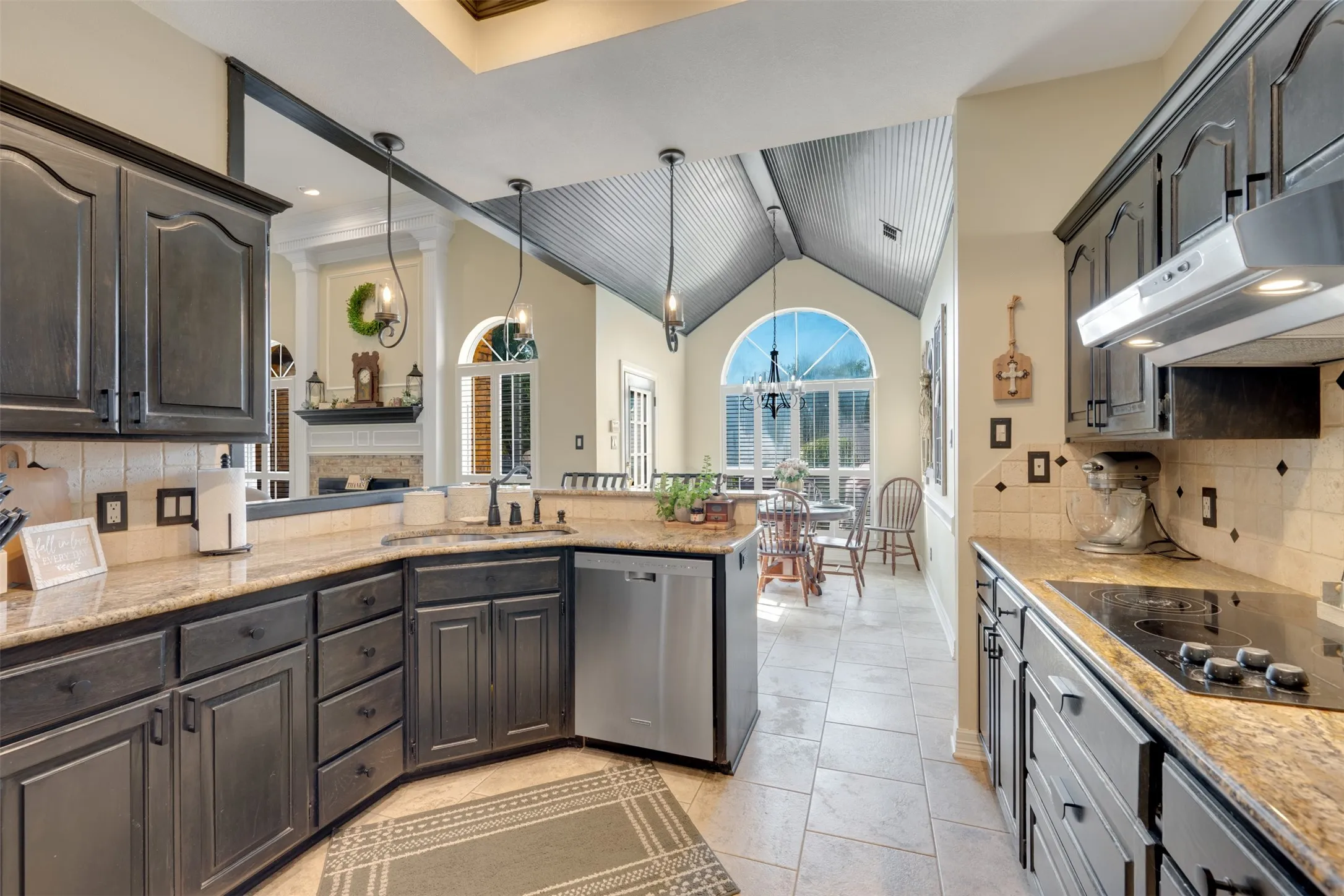 Single Family Residence For Sale in Smith County , 1318 Spring Branch Drive, Tyler, Texas 75703, 4 Bedroom, 2 Bathroom, 2 Garage spaces, 2,298 Sqft, built in 1992, mls#21389571, Real Estate Agent in Tyler, Homes For Sale in Smith county, Homes For Sale in Tyler, Realtor in Tyler Texas, Real Estate Brokerage Independent Realty Texas, Luminita Cordes Realtor