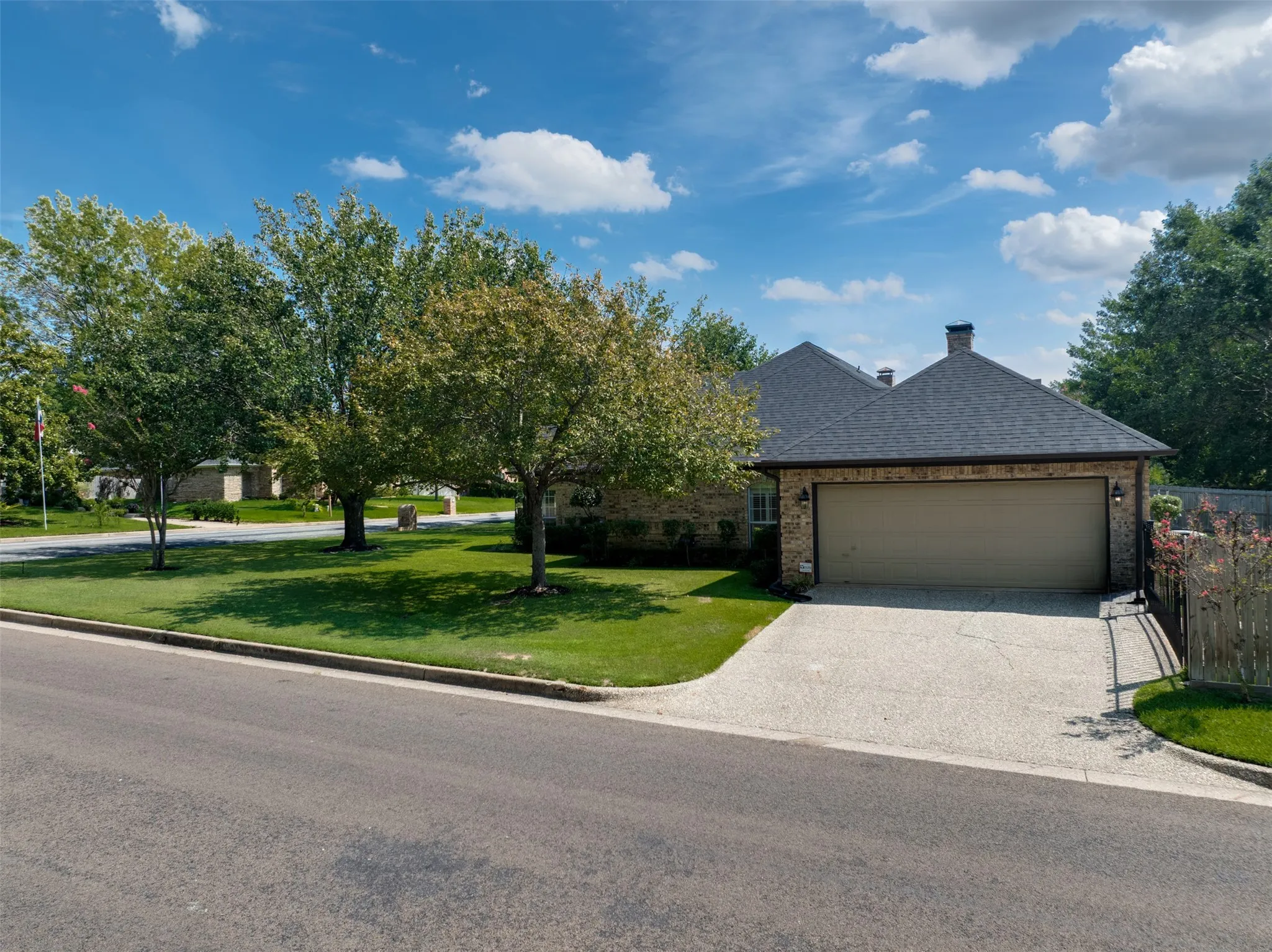 Single Family Residence For Sale in Smith County , 1318 Spring Branch Drive, Tyler, Texas 75703, 4 Bedroom, 2 Bathroom, 2 Garage spaces, 2,298 Sqft, built in 1992, mls#21389571, Real Estate Agent in Tyler, Homes For Sale in Smith county, Homes For Sale in Tyler, Realtor in Tyler Texas, Real Estate Brokerage Independent Realty Texas, Luminita Cordes Realtor