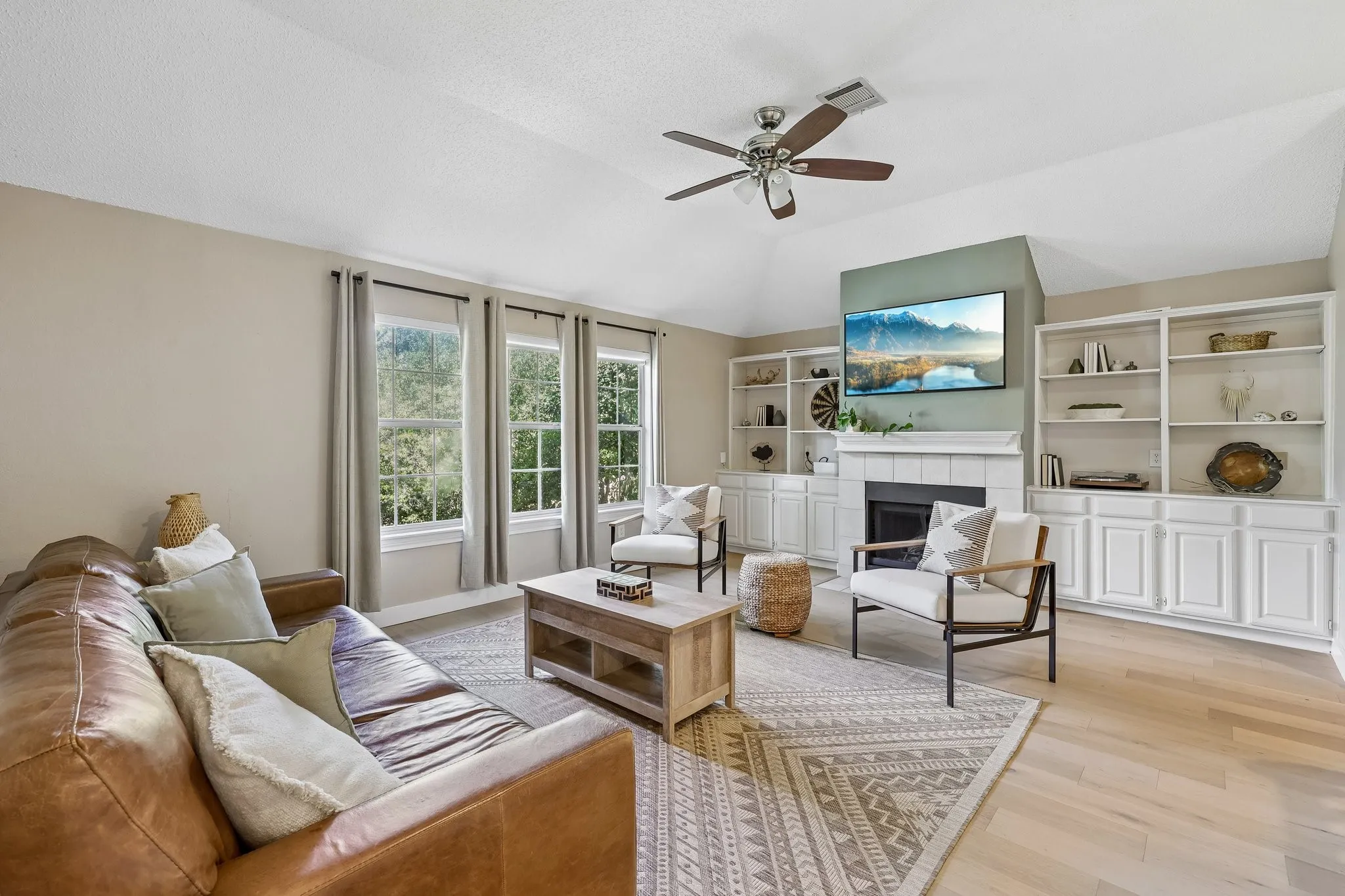 Single Family Residence For Rent in Collin County , 18765 Vista Del Sol, Dallas, Texas 75287, 3 Bedroom, 3 Bathroom, 2 Garage spaces, 2,457 Sqft, built in 1990, mls#21389662, Real Estate Agent in Dallas, Homes For Rent in Collin county, Homes For Rent in Dallas, Realtor in Dallas Texas, Real Estate Brokerage Independent Realty Texas, Luminita Cordes Realtor