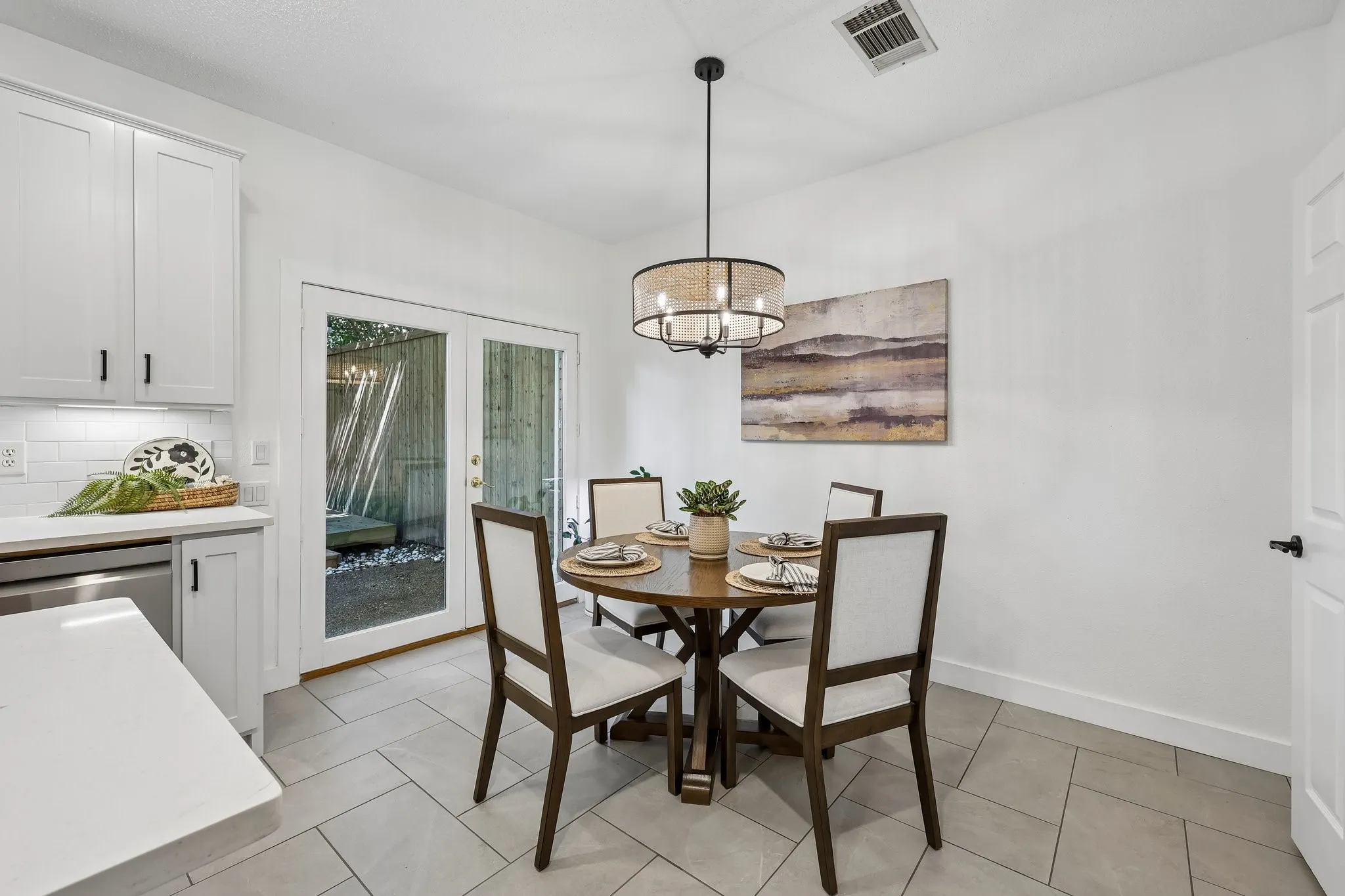 Single Family Residence For Rent in Collin County , 18765 Vista Del Sol, Dallas, Texas 75287, 3 Bedroom, 3 Bathroom, 2 Garage spaces, 2,457 Sqft, built in 1990, mls#21389662, Real Estate Agent in Dallas, Homes For Rent in Collin county, Homes For Rent in Dallas, Realtor in Dallas Texas, Real Estate Brokerage Independent Realty Texas, Luminita Cordes Realtor