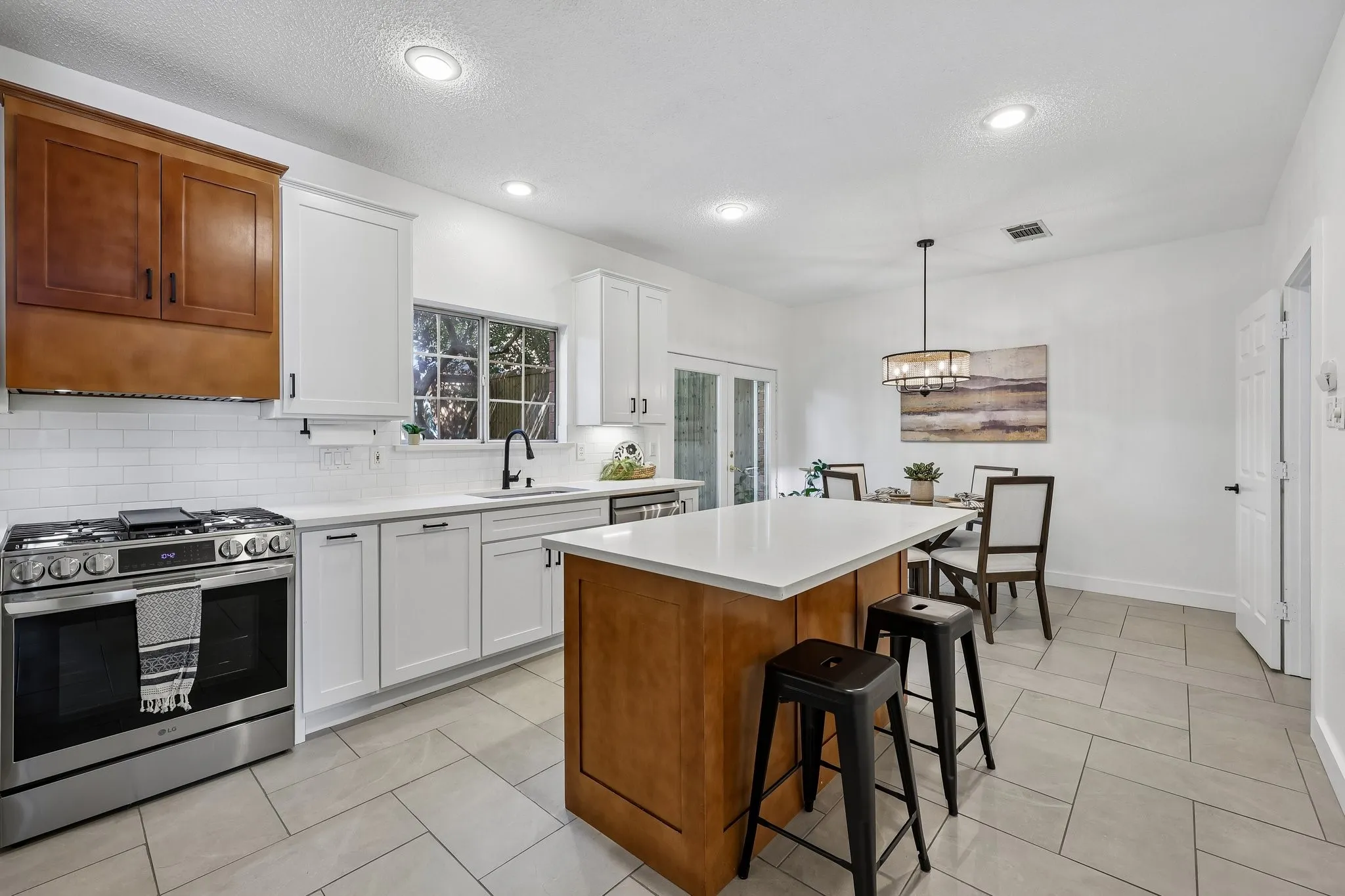 Single Family Residence For Rent in Collin County , 18765 Vista Del Sol, Dallas, Texas 75287, 3 Bedroom, 3 Bathroom, 2 Garage spaces, 2,457 Sqft, built in 1990, mls#21389662, Real Estate Agent in Dallas, Homes For Rent in Collin county, Homes For Rent in Dallas, Realtor in Dallas Texas, Real Estate Brokerage Independent Realty Texas, Luminita Cordes Realtor