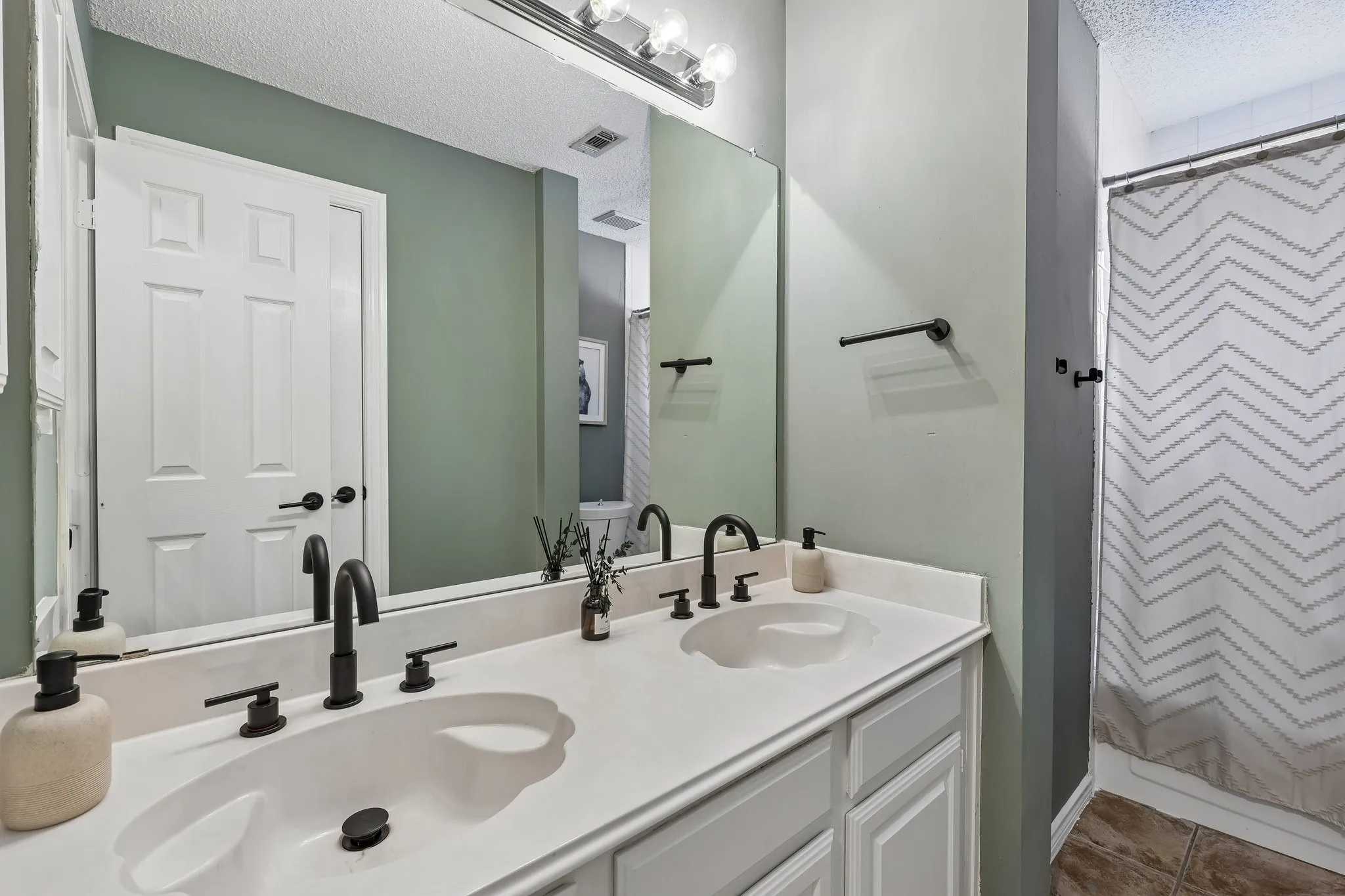 Single Family Residence For Rent in Collin County , 18765 Vista Del Sol, Dallas, Texas 75287, 3 Bedroom, 3 Bathroom, 2 Garage spaces, 2,457 Sqft, built in 1990, mls#21389662, Real Estate Agent in Dallas, Homes For Rent in Collin county, Homes For Rent in Dallas, Realtor in Dallas Texas, Real Estate Brokerage Independent Realty Texas, Luminita Cordes Realtor