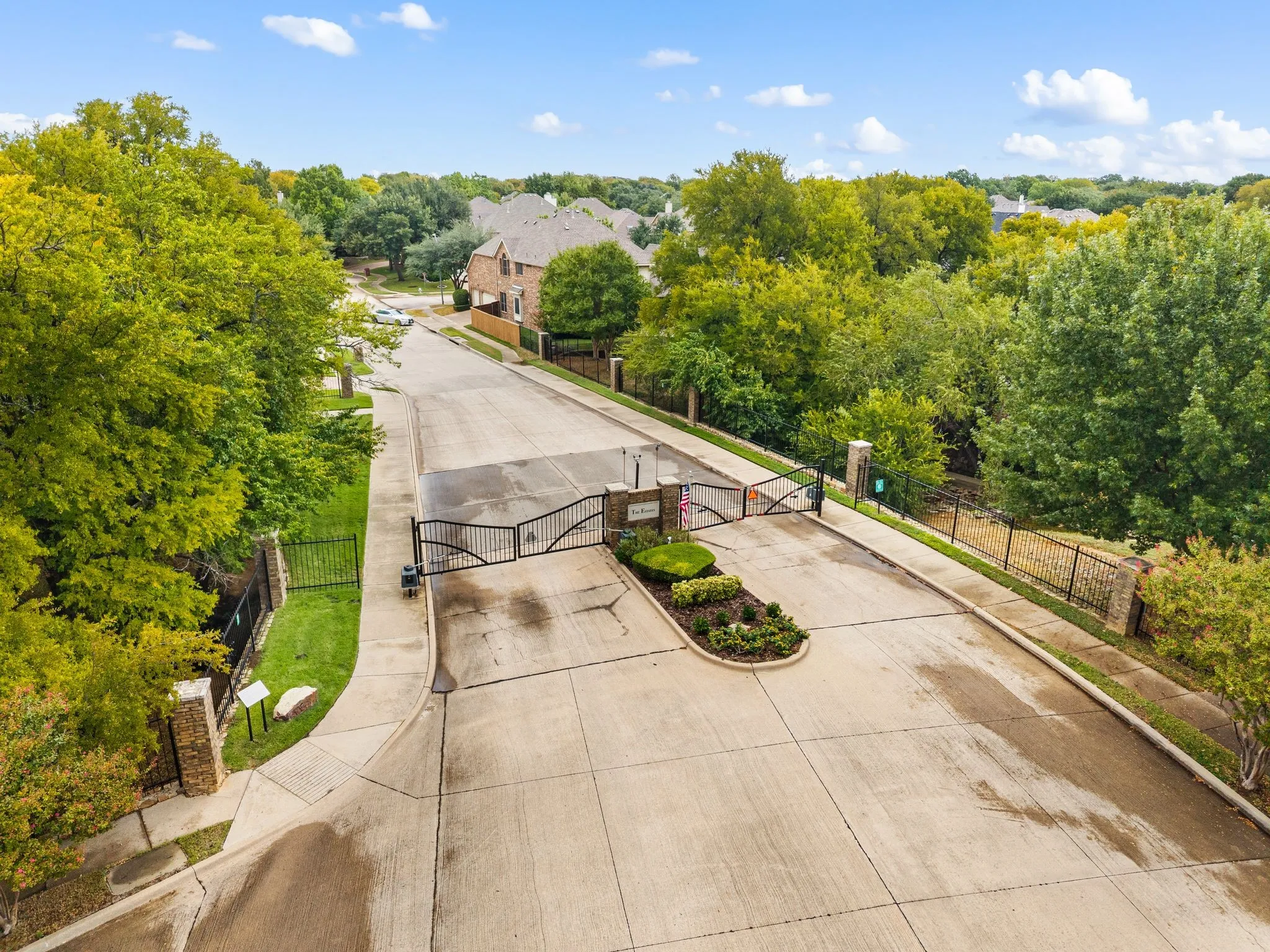 Single Family Residence For Sale in Tarrant County , 2301 Grizzly Run Lane, Euless, Texas 76039, 3 Bedroom, 2 Bathroom, 2 Garage spaces, 1,861 Sqft, built in 2005, mls#21336986, Real Estate Agent in Euless, Homes For Sale in Tarrant county, Homes For Sale in Euless, Realtor in Euless Texas, Real Estate Brokerage Independent Realty Texas, Luminita Cordes Realtor