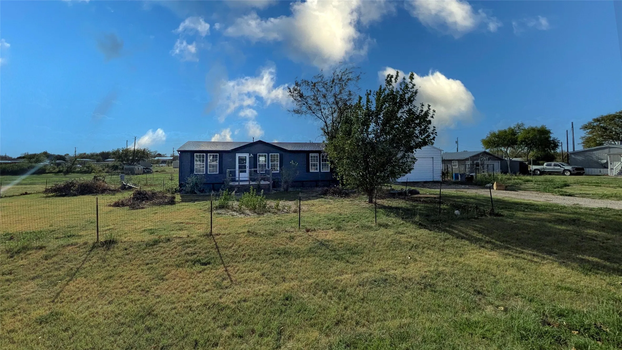 Single Family Residence For Sale in Denton County , 11687 Buttercup Lane, Justin, Texas 76247, 3 Bedroom, 2 Bathroom, 2 Garage spaces, 1,232 Sqft, built in 2002, mls#21389541, Real Estate Agent in Justin, Homes For Sale in Denton county, Homes For Sale in Justin, Realtor in Justin Texas, Real Estate Brokerage Independent Realty Texas, Luminita Cordes Realtor