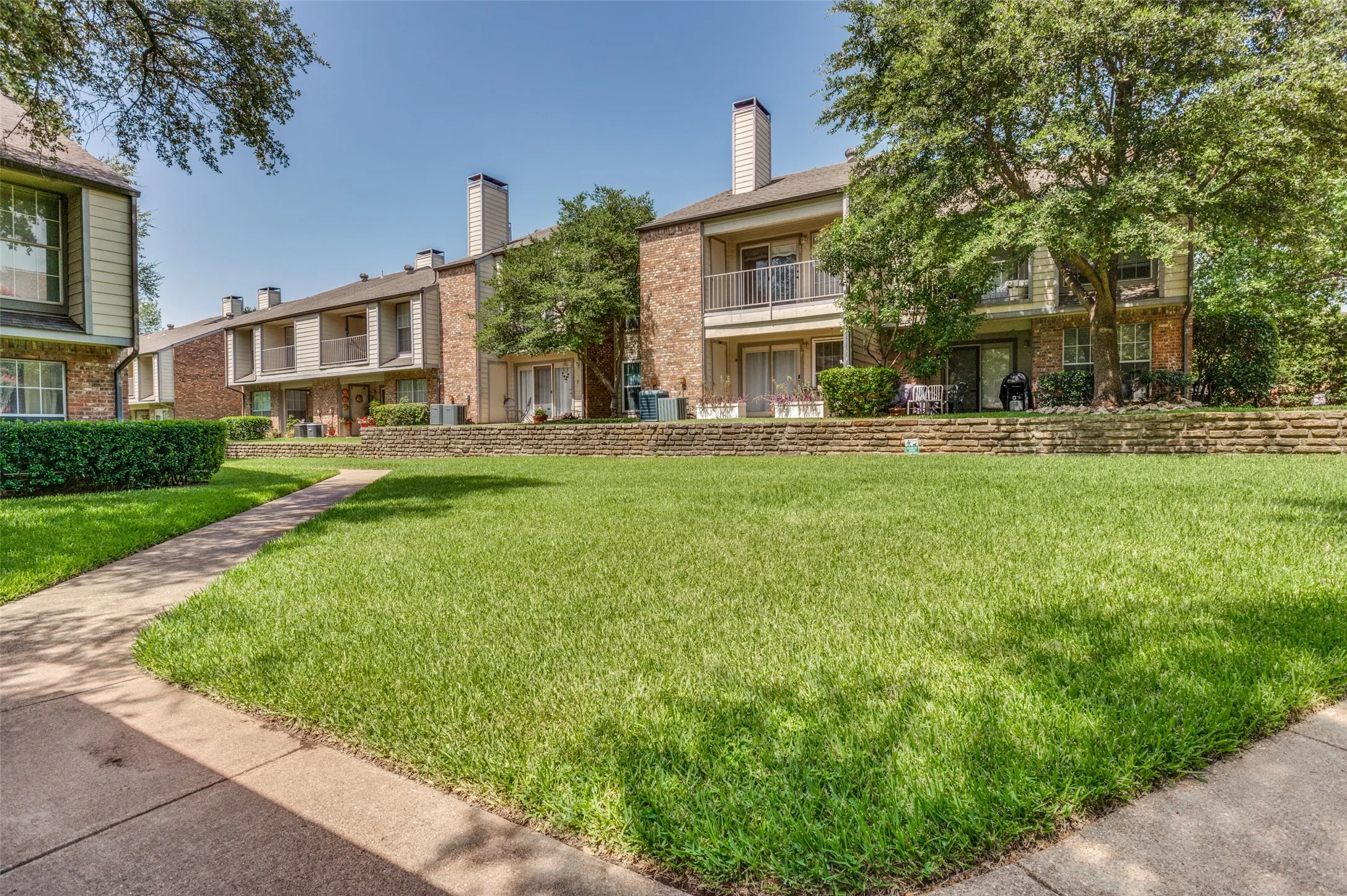 Condominium For Sale in Dallas County , 2535 Wedglea Drive 235, Dallas, Texas 75211, 1 Bedroom, 1 Bathroom, Garage spaces, 740 Sqft, built in 1983, mls#21389561, Real Estate Agent in Dallas, Homes For Sale in Dallas county, Homes For Sale in Dallas, Realtor in Dallas Texas, Real Estate Brokerage Independent Realty Texas, Luminita Cordes Realtor