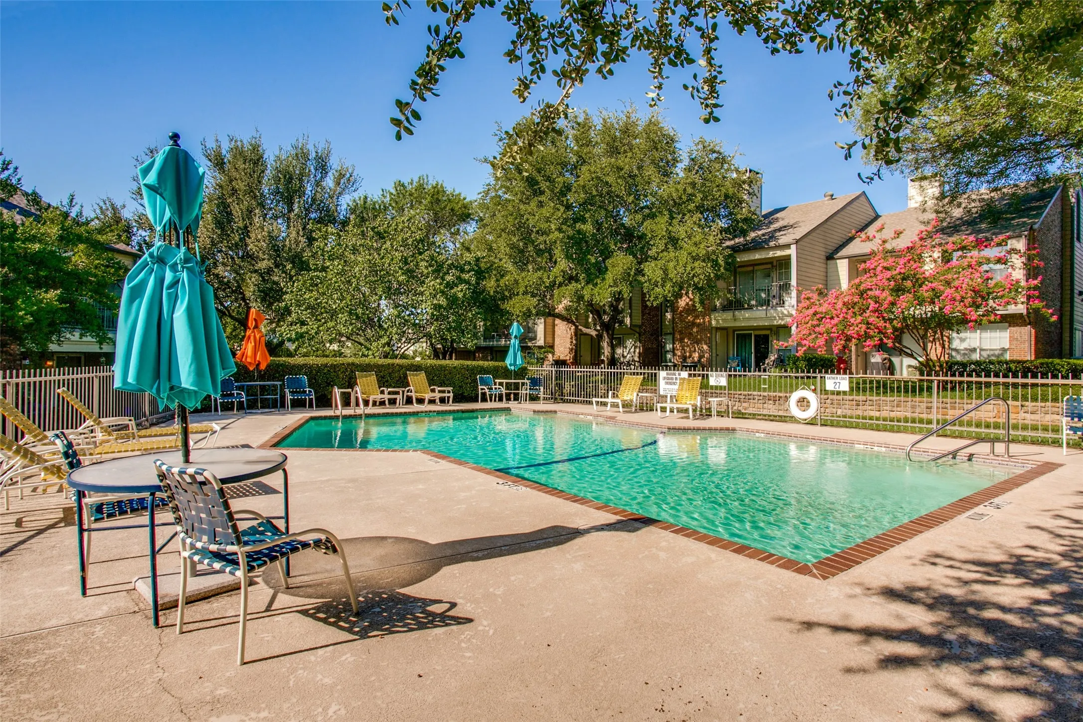 Condominium For Sale in Dallas County , 2535 Wedglea Drive 235, Dallas, Texas 75211, 1 Bedroom, 1 Bathroom, Garage spaces, 740 Sqft, built in 1983, mls#21389561, Real Estate Agent in Dallas, Homes For Sale in Dallas county, Homes For Sale in Dallas, Realtor in Dallas Texas, Real Estate Brokerage Independent Realty Texas, Luminita Cordes Realtor