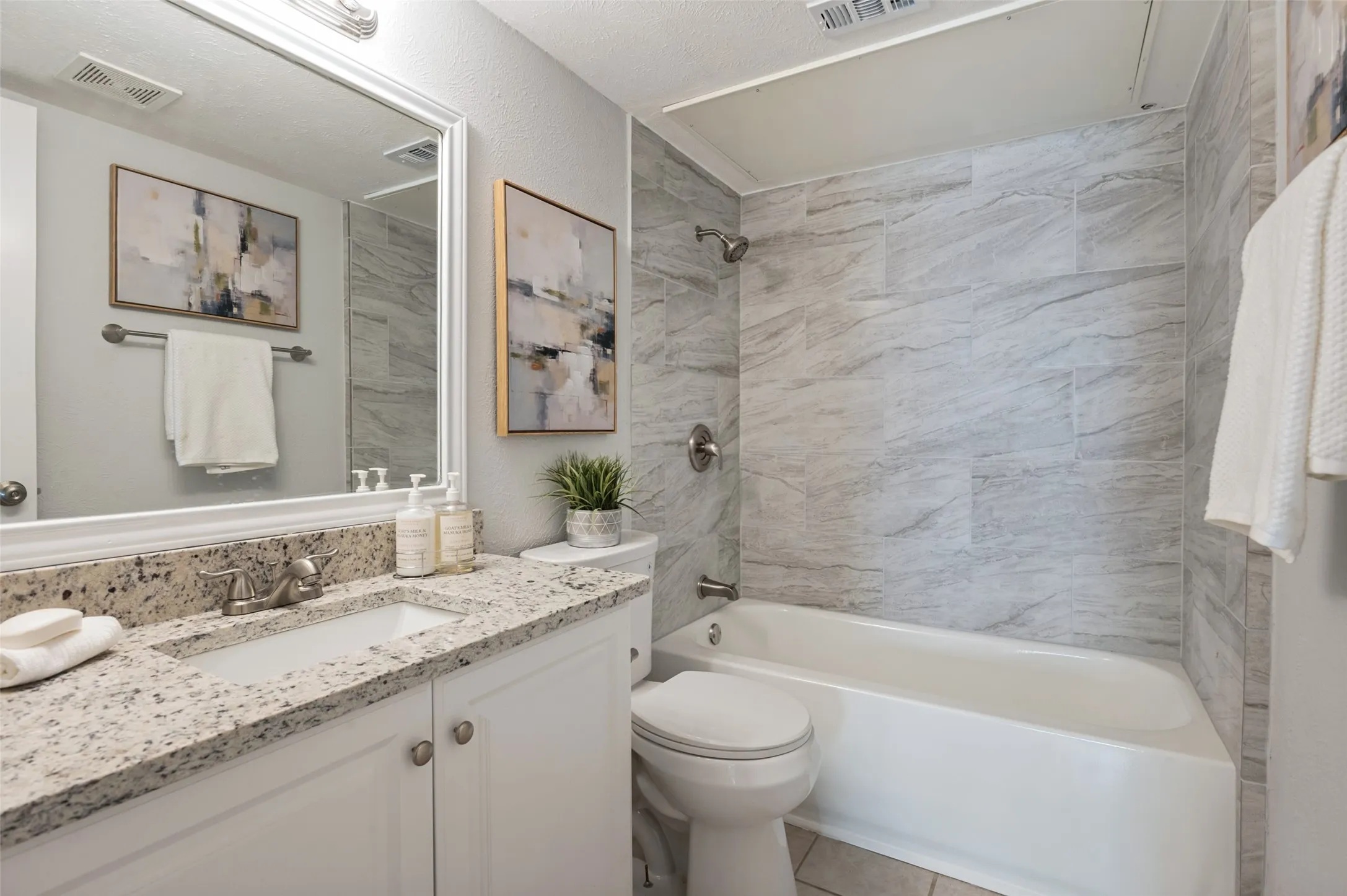 Condominium For Sale in Dallas County , 2535 Wedglea Drive 235, Dallas, Texas 75211, 1 Bedroom, 1 Bathroom, Garage spaces, 740 Sqft, built in 1983, mls#21389561, Real Estate Agent in Dallas, Homes For Sale in Dallas county, Homes For Sale in Dallas, Realtor in Dallas Texas, Real Estate Brokerage Independent Realty Texas, Luminita Cordes Realtor