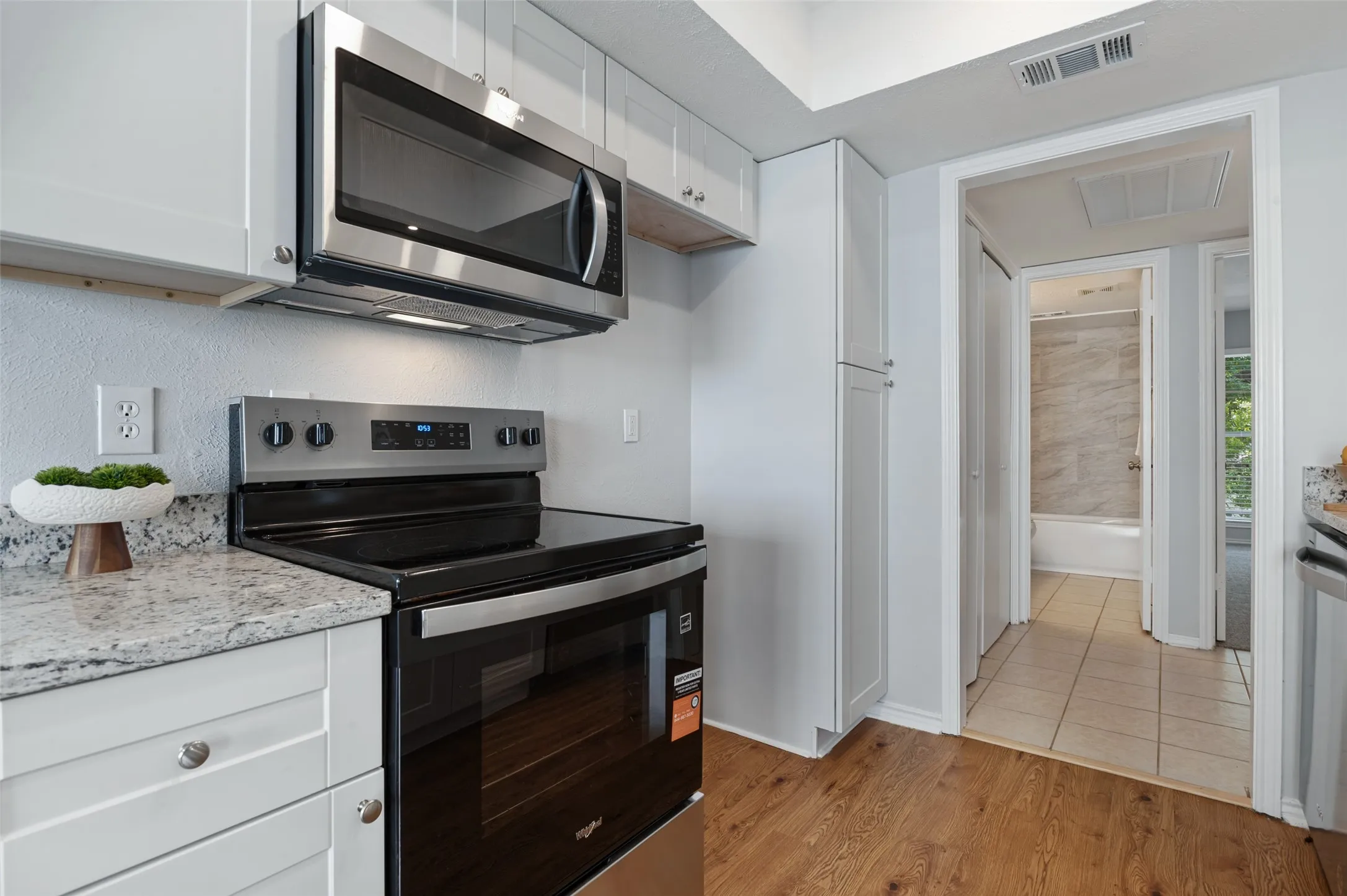 Condominium For Sale in Dallas County , 2535 Wedglea Drive 235, Dallas, Texas 75211, 1 Bedroom, 1 Bathroom, Garage spaces, 740 Sqft, built in 1983, mls#21389561, Real Estate Agent in Dallas, Homes For Sale in Dallas county, Homes For Sale in Dallas, Realtor in Dallas Texas, Real Estate Brokerage Independent Realty Texas, Luminita Cordes Realtor