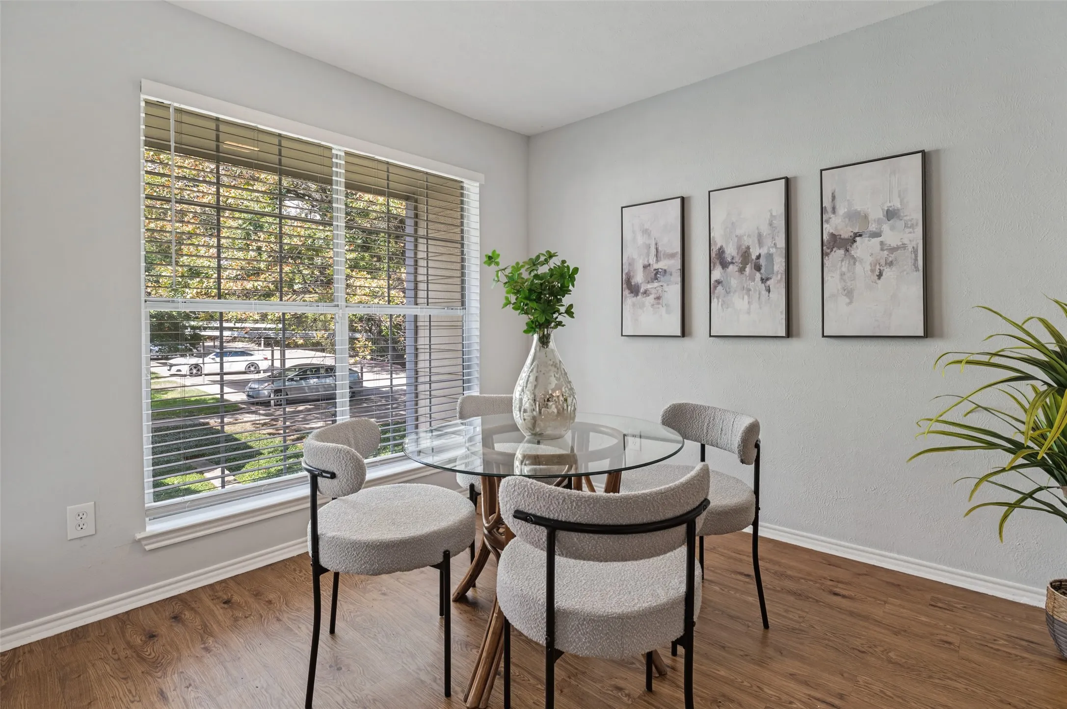 Condominium For Sale in Dallas County , 2535 Wedglea Drive 235, Dallas, Texas 75211, 1 Bedroom, 1 Bathroom, Garage spaces, 740 Sqft, built in 1983, mls#21389561, Real Estate Agent in Dallas, Homes For Sale in Dallas county, Homes For Sale in Dallas, Realtor in Dallas Texas, Real Estate Brokerage Independent Realty Texas, Luminita Cordes Realtor