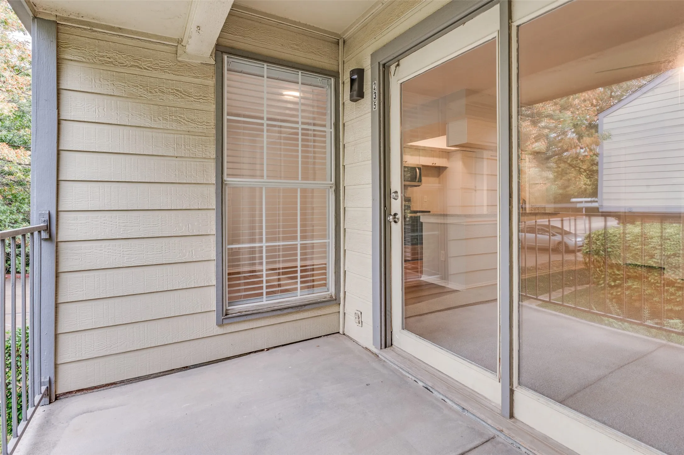Condominium For Sale in Dallas County , 2535 Wedglea Drive 235, Dallas, Texas 75211, 1 Bedroom, 1 Bathroom, Garage spaces, 740 Sqft, built in 1983, mls#21389561, Real Estate Agent in Dallas, Homes For Sale in Dallas county, Homes For Sale in Dallas, Realtor in Dallas Texas, Real Estate Brokerage Independent Realty Texas, Luminita Cordes Realtor