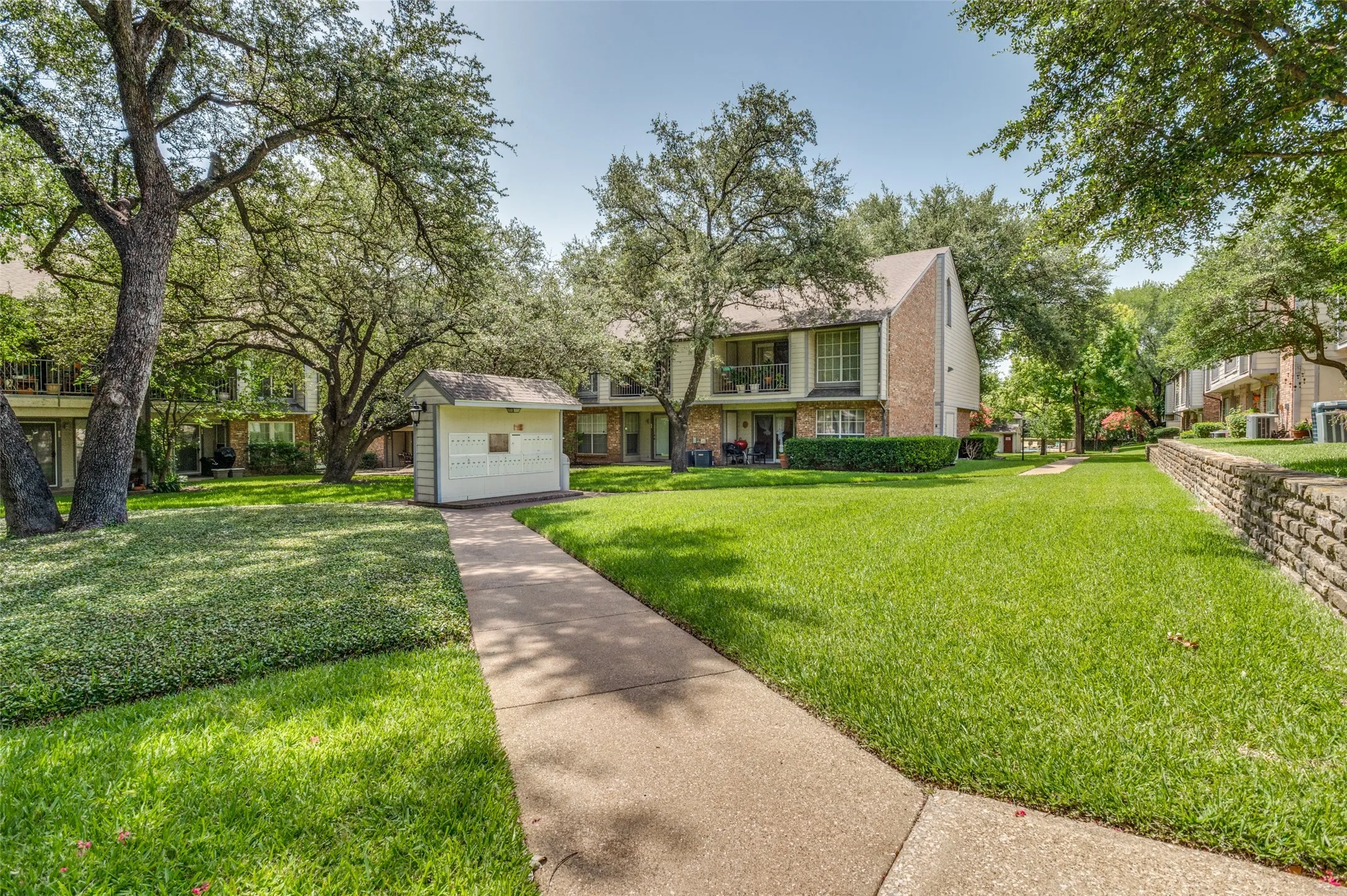 Condominium For Sale in Dallas County , 2535 Wedglea Drive 235, Dallas, Texas 75211, 1 Bedroom, 1 Bathroom, Garage spaces, 740 Sqft, built in 1983, mls#21389561, Real Estate Agent in Dallas, Homes For Sale in Dallas county, Homes For Sale in Dallas, Realtor in Dallas Texas, Real Estate Brokerage Independent Realty Texas, Luminita Cordes Realtor
