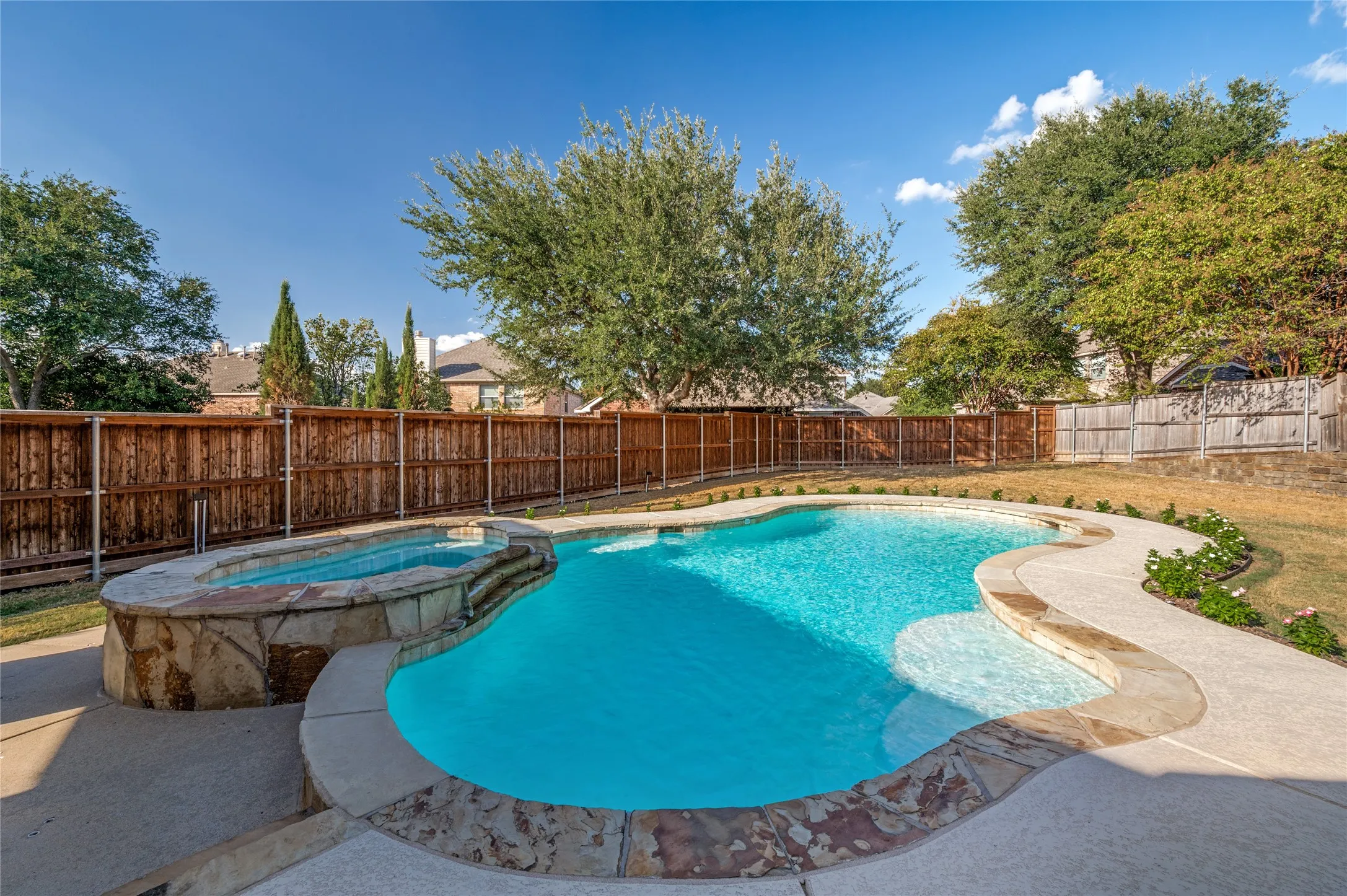Single Family Residence For Sale in Collin County , 2405 Warwick Circle, Mc Kinney, Texas 75072, 4 Bedroom, 4 Bathroom, 3 Garage spaces, 2,802 Sqft, built in 2002, mls#21387525, Real Estate Agent in Mc Kinney, Homes For Sale in Collin county, Homes For Sale in Mc Kinney, Realtor in Mc Kinney Texas, Real Estate Brokerage Independent Realty Texas, Luminita Cordes Realtor