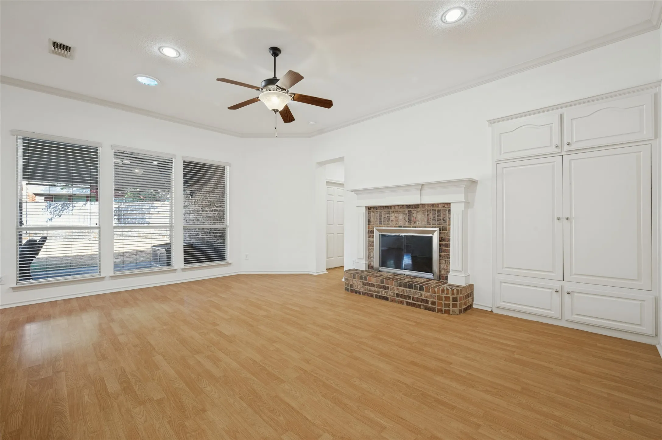 Single Family Residence For Sale in Collin County , 2405 Warwick Circle, Mc Kinney, Texas 75072, 4 Bedroom, 4 Bathroom, 3 Garage spaces, 2,802 Sqft, built in 2002, mls#21387525, Real Estate Agent in Mc Kinney, Homes For Sale in Collin county, Homes For Sale in Mc Kinney, Realtor in Mc Kinney Texas, Real Estate Brokerage Independent Realty Texas, Luminita Cordes Realtor