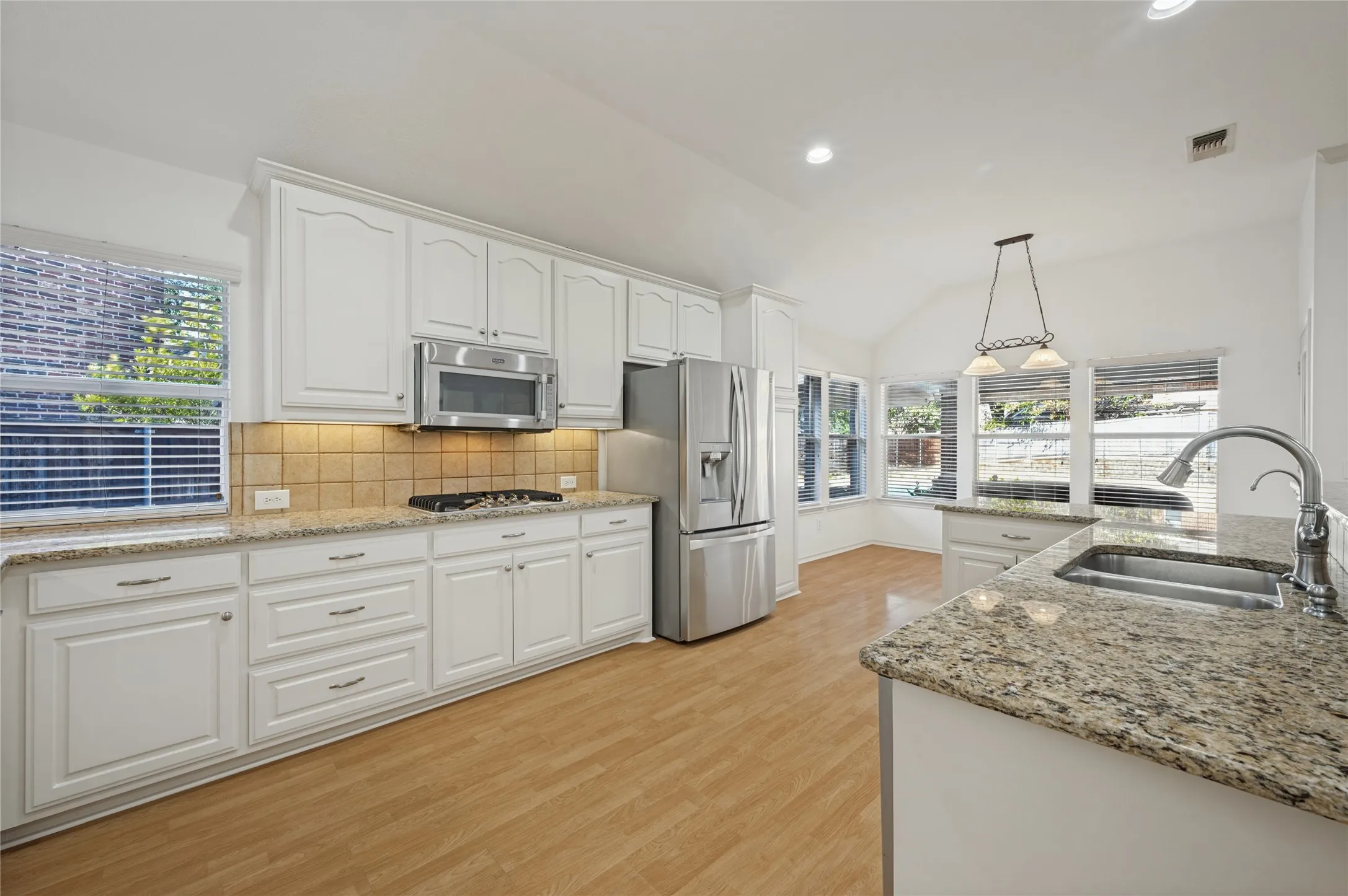 Single Family Residence For Sale in Collin County , 2405 Warwick Circle, Mc Kinney, Texas 75072, 4 Bedroom, 4 Bathroom, 3 Garage spaces, 2,802 Sqft, built in 2002, mls#21387525, Real Estate Agent in Mc Kinney, Homes For Sale in Collin county, Homes For Sale in Mc Kinney, Realtor in Mc Kinney Texas, Real Estate Brokerage Independent Realty Texas, Luminita Cordes Realtor