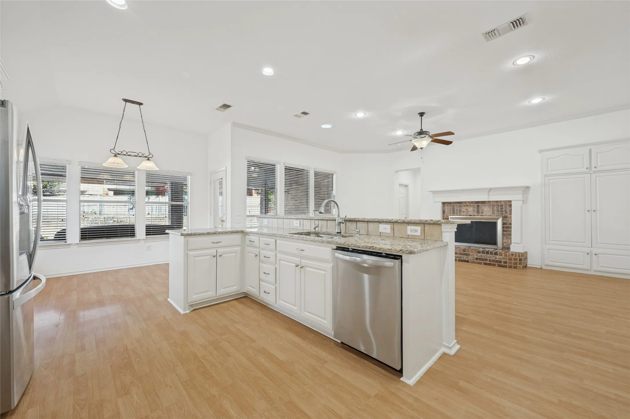 Single Family Residence For Sale in Collin County , 2405 Warwick Circle, Mc Kinney, Texas 75072, 4 Bedroom, 4 Bathroom, 3 Garage spaces, 2,802 Sqft, built in 2002, mls#21387525, Real Estate Agent in Mc Kinney, Homes For Sale in Collin county, Homes For Sale in Mc Kinney, Realtor in Mc Kinney Texas, Real Estate Brokerage Independent Realty Texas, Luminita Cordes Realtor
