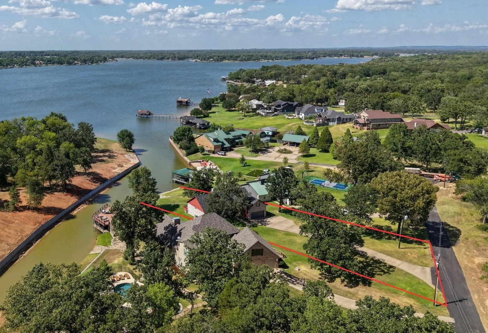 Single Family Residence For Sale in Henderson County , 5459 Woodland Shores Drive, Log Cabin, Texas 75148, 4 Bedroom, 3 Bathroom, 2 Garage spaces, 2,674 Sqft, built in 2000, mls#21387462, Real Estate Agent in Log Cabin, Homes For Sale in Henderson county, Homes For Sale in Log Cabin, Realtor in Log Cabin Texas, Real Estate Brokerage Independent Realty Texas, Luminita Cordes Realtor