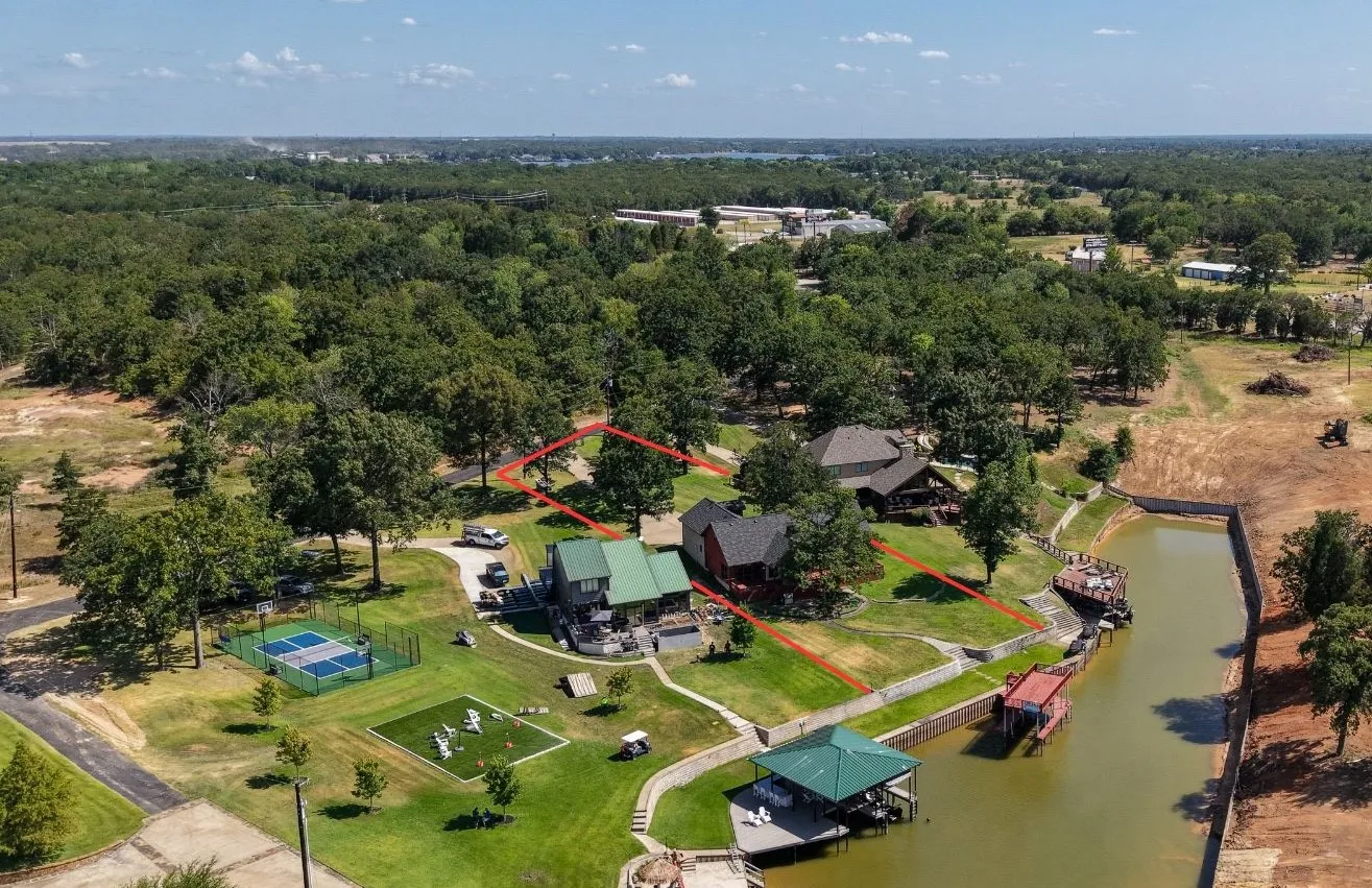 Single Family Residence For Sale in Henderson County , 5459 Woodland Shores Drive, Log Cabin, Texas 75148, 4 Bedroom, 3 Bathroom, 2 Garage spaces, 2,674 Sqft, built in 2000, mls#21387462, Real Estate Agent in Log Cabin, Homes For Sale in Henderson county, Homes For Sale in Log Cabin, Realtor in Log Cabin Texas, Real Estate Brokerage Independent Realty Texas, Luminita Cordes Realtor
