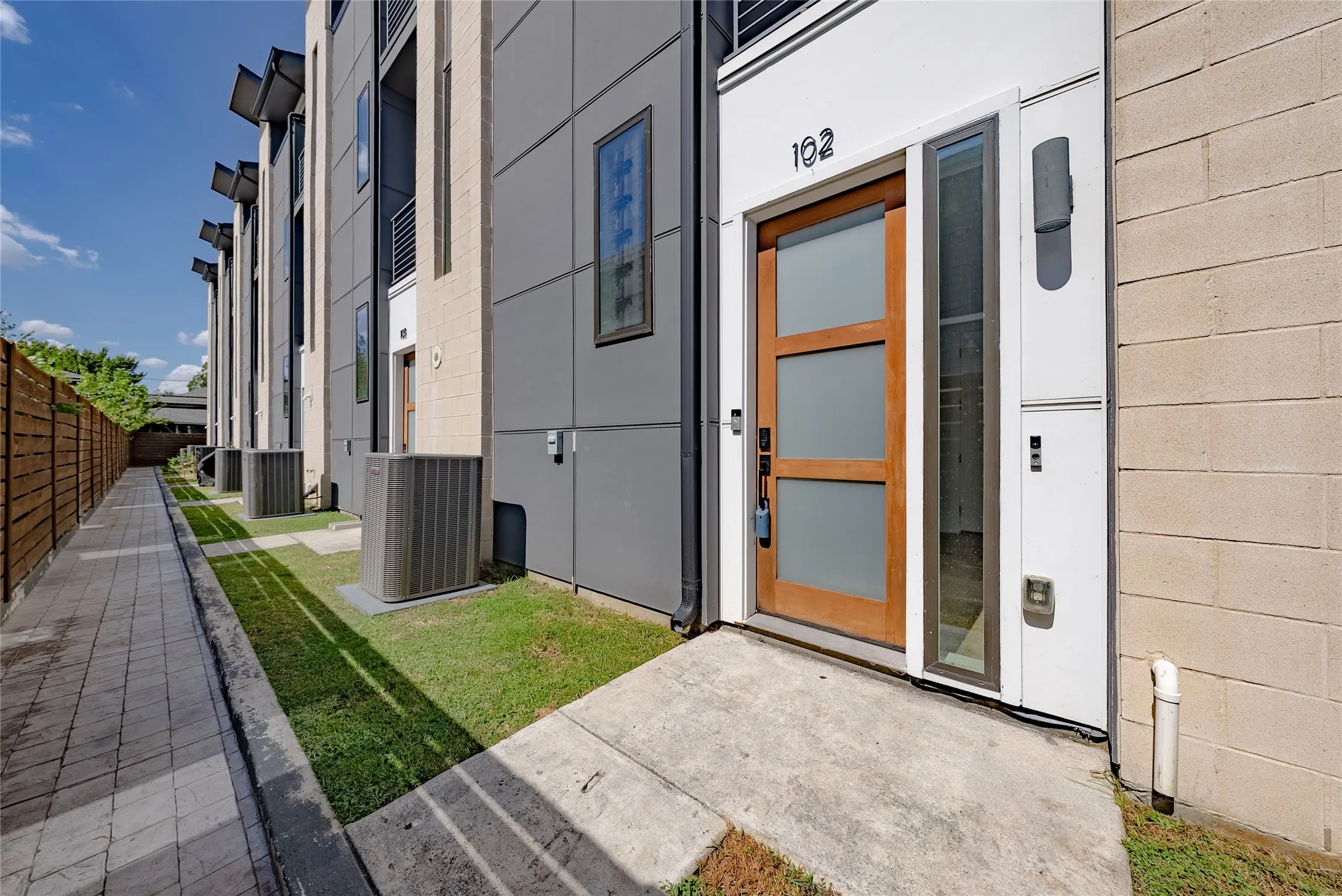 Condominium For Rent in Dallas County , 145 N Henderson Avenue 102, Dallas, Texas 75214, 2 Bedroom, 3 Bathroom, 2 Garage spaces, 1,689 Sqft, built in 2020, mls#21384812, Real Estate Agent in Dallas, Homes For Rent in Dallas county, Homes For Rent in Dallas, Realtor in Dallas Texas, Real Estate Brokerage Independent Realty Texas, Luminita Cordes Realtor