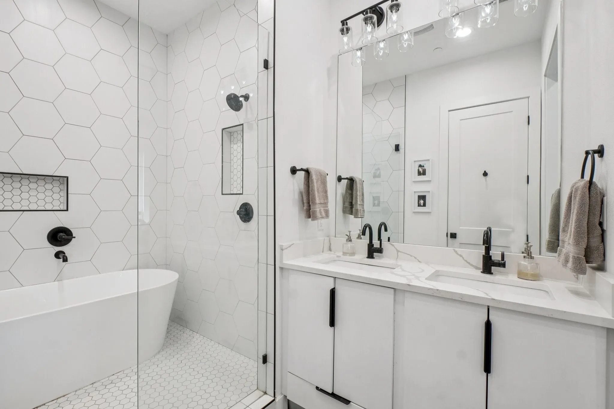 Condominium For Rent in Dallas County , 145 N Henderson Avenue 102, Dallas, Texas 75214, 2 Bedroom, 3 Bathroom, 2 Garage spaces, 1,689 Sqft, built in 2020, mls#21384812, Real Estate Agent in Dallas, Homes For Rent in Dallas county, Homes For Rent in Dallas, Realtor in Dallas Texas, Real Estate Brokerage Independent Realty Texas, Luminita Cordes Realtor