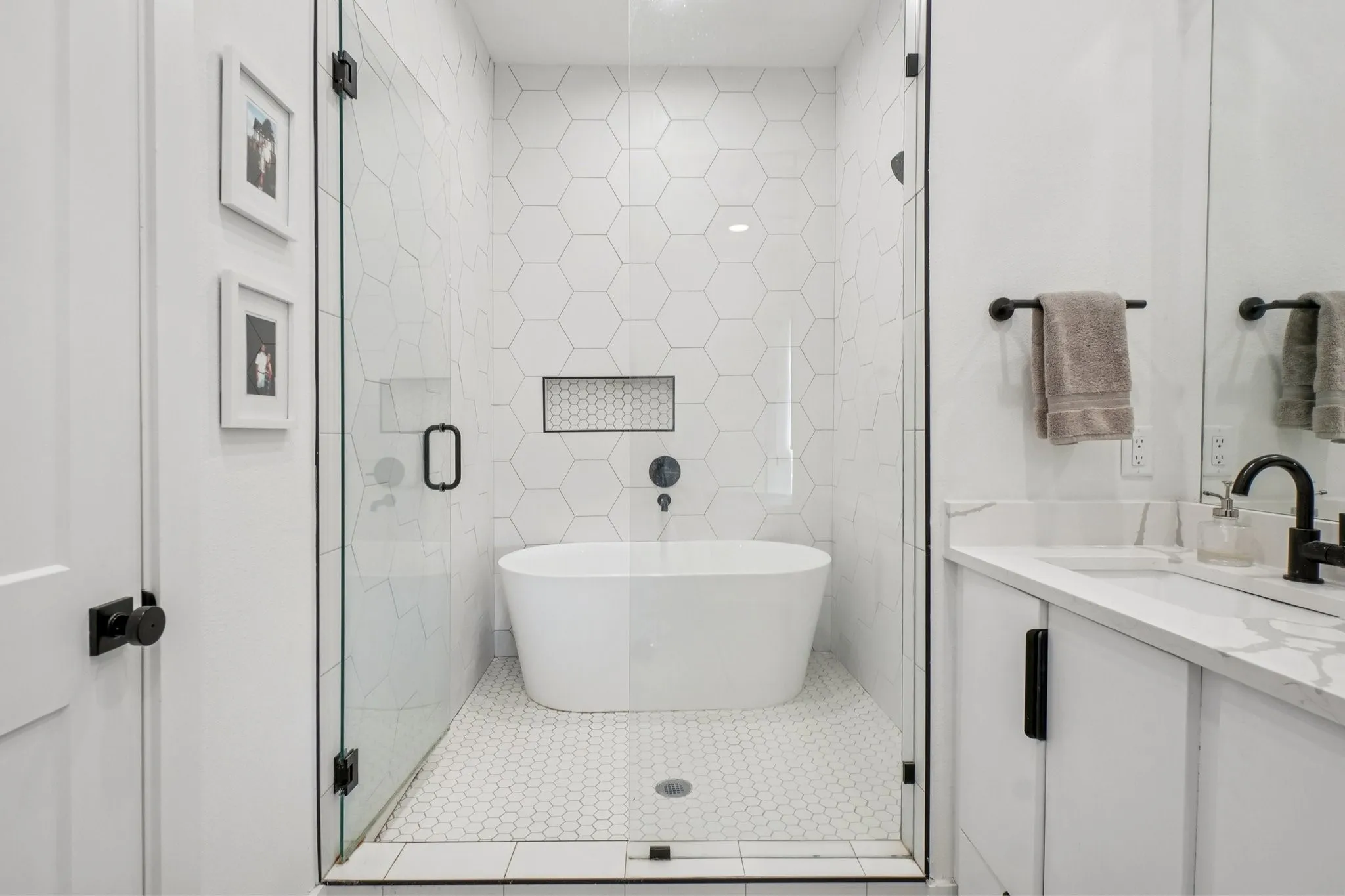 Condominium For Rent in Dallas County , 145 N Henderson Avenue 102, Dallas, Texas 75214, 2 Bedroom, 3 Bathroom, 2 Garage spaces, 1,689 Sqft, built in 2020, mls#21384812, Real Estate Agent in Dallas, Homes For Rent in Dallas county, Homes For Rent in Dallas, Realtor in Dallas Texas, Real Estate Brokerage Independent Realty Texas, Luminita Cordes Realtor