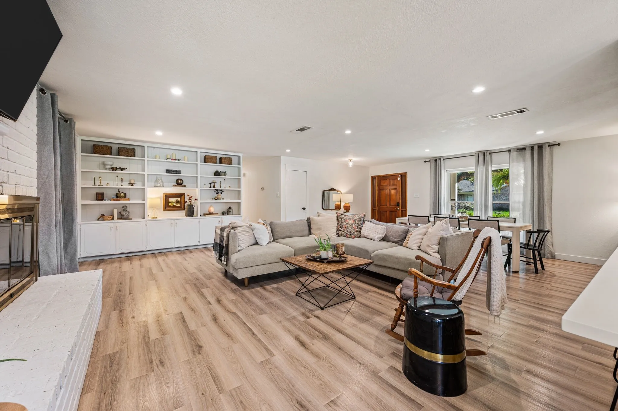 Single Family Residence For Sale in Tarrant County , 1317 Wade Drive, Bedford, Texas 76022, 4 Bedroom, 2 Bathroom, 2 Garage spaces, 2,162 Sqft, built in 1972, mls#21389347, Real Estate Agent in Bedford, Homes For Sale in Tarrant county, Homes For Sale in Bedford, Realtor in Bedford Texas, Real Estate Brokerage Independent Realty Texas, Luminita Cordes Realtor