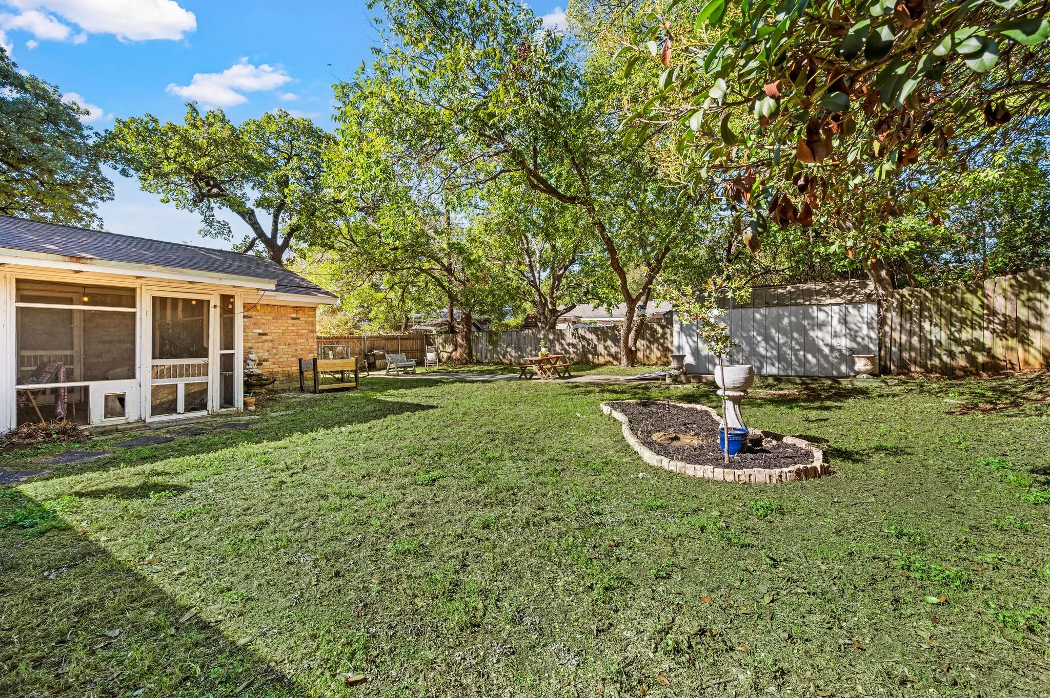 Single Family Residence For Sale in Tarrant County , 1317 Wade Drive, Bedford, Texas 76022, 4 Bedroom, 2 Bathroom, 2 Garage spaces, 2,162 Sqft, built in 1972, mls#21389347, Real Estate Agent in Bedford, Homes For Sale in Tarrant county, Homes For Sale in Bedford, Realtor in Bedford Texas, Real Estate Brokerage Independent Realty Texas, Luminita Cordes Realtor