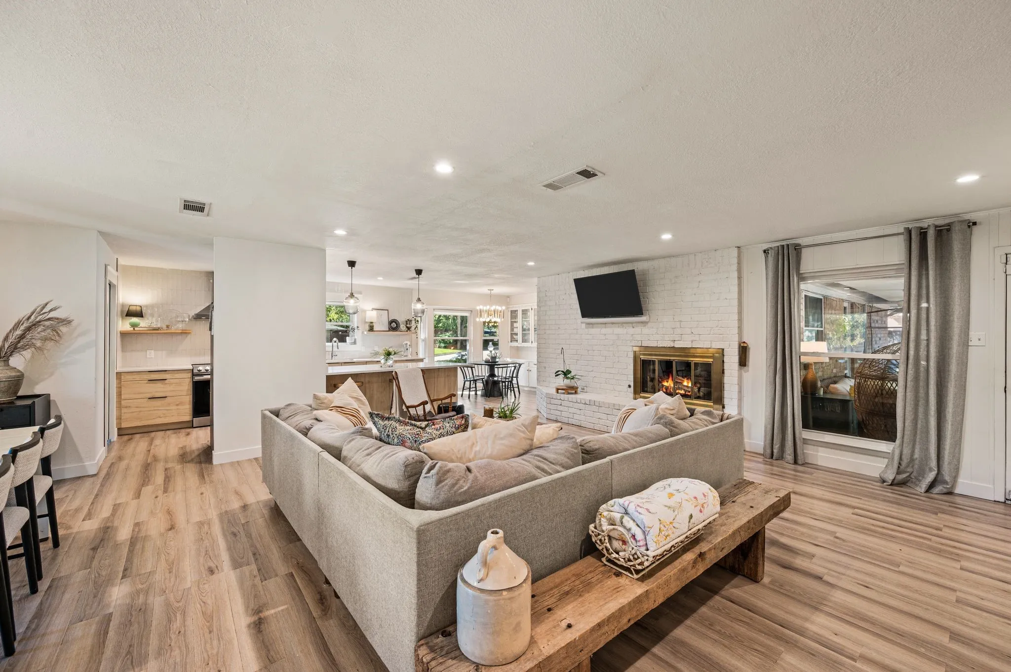 Single Family Residence For Sale in Tarrant County , 1317 Wade Drive, Bedford, Texas 76022, 4 Bedroom, 2 Bathroom, 2 Garage spaces, 2,162 Sqft, built in 1972, mls#21389347, Real Estate Agent in Bedford, Homes For Sale in Tarrant county, Homes For Sale in Bedford, Realtor in Bedford Texas, Real Estate Brokerage Independent Realty Texas, Luminita Cordes Realtor