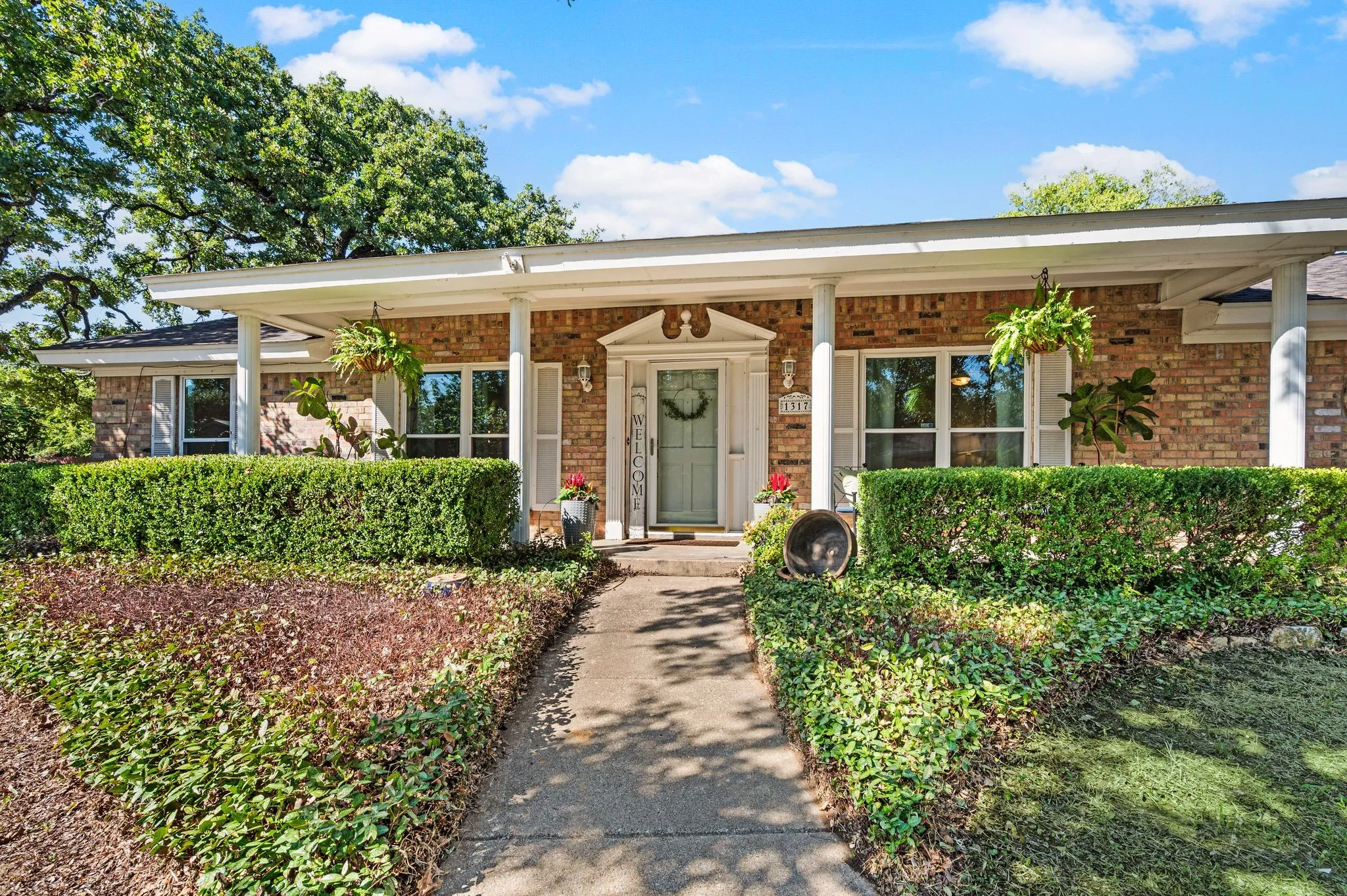 Single Family Residence For Sale in Tarrant County , 1317 Wade Drive, Bedford, Texas 76022, 4 Bedroom, 2 Bathroom, 2 Garage spaces, 2,162 Sqft, built in 1972, mls#21389347, Real Estate Agent in Bedford, Homes For Sale in Tarrant county, Homes For Sale in Bedford, Realtor in Bedford Texas, Real Estate Brokerage Independent Realty Texas, Luminita Cordes Realtor