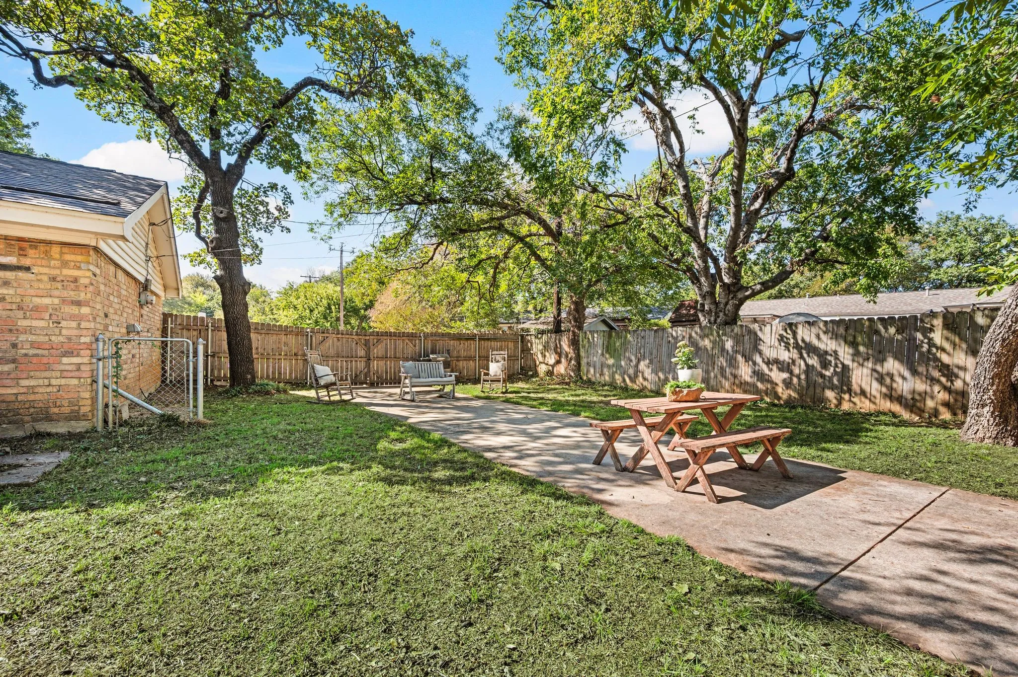Single Family Residence For Sale in Tarrant County , 1317 Wade Drive, Bedford, Texas 76022, 4 Bedroom, 2 Bathroom, 2 Garage spaces, 2,162 Sqft, built in 1972, mls#21389347, Real Estate Agent in Bedford, Homes For Sale in Tarrant county, Homes For Sale in Bedford, Realtor in Bedford Texas, Real Estate Brokerage Independent Realty Texas, Luminita Cordes Realtor