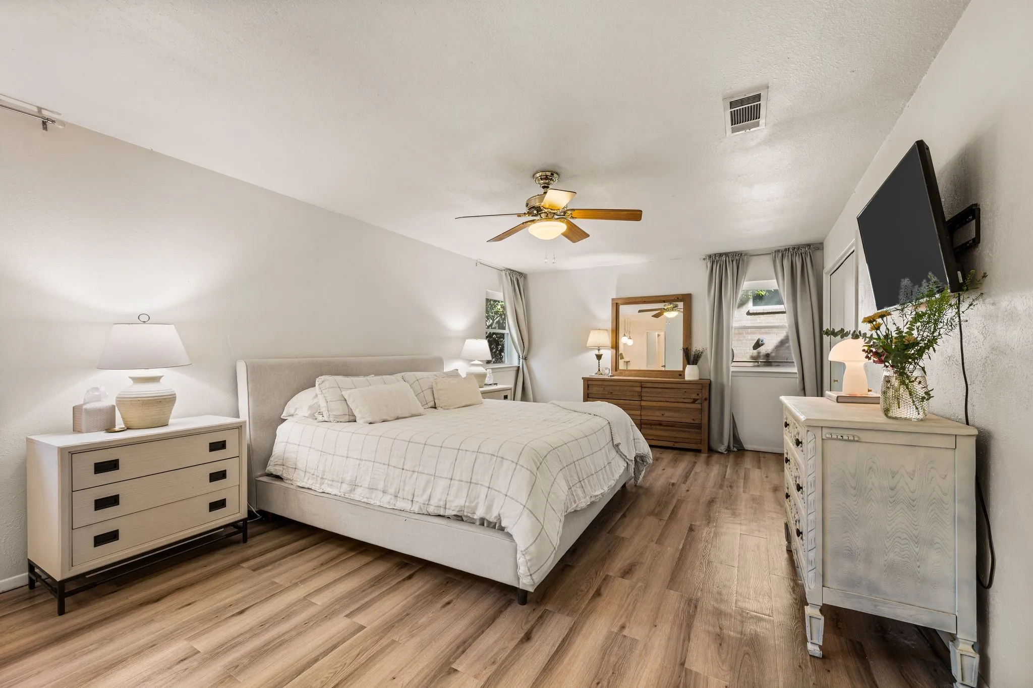 Single Family Residence For Sale in Tarrant County , 1317 Wade Drive, Bedford, Texas 76022, 4 Bedroom, 2 Bathroom, 2 Garage spaces, 2,162 Sqft, built in 1972, mls#21389347, Real Estate Agent in Bedford, Homes For Sale in Tarrant county, Homes For Sale in Bedford, Realtor in Bedford Texas, Real Estate Brokerage Independent Realty Texas, Luminita Cordes Realtor