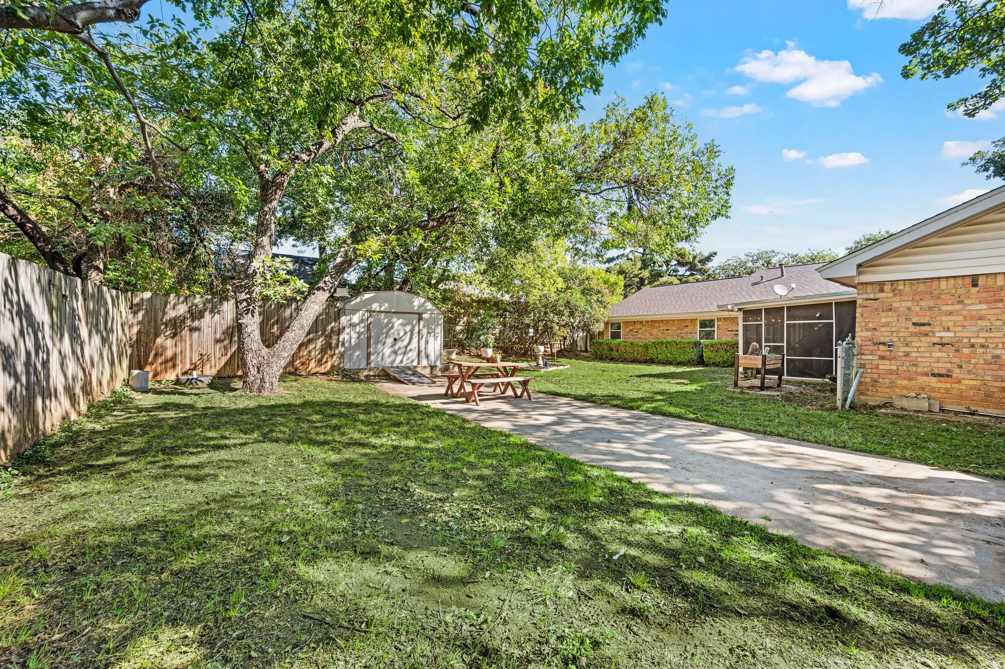 Single Family Residence For Sale in Tarrant County , 1317 Wade Drive, Bedford, Texas 76022, 4 Bedroom, 2 Bathroom, 2 Garage spaces, 2,162 Sqft, built in 1972, mls#21389347, Real Estate Agent in Bedford, Homes For Sale in Tarrant county, Homes For Sale in Bedford, Realtor in Bedford Texas, Real Estate Brokerage Independent Realty Texas, Luminita Cordes Realtor