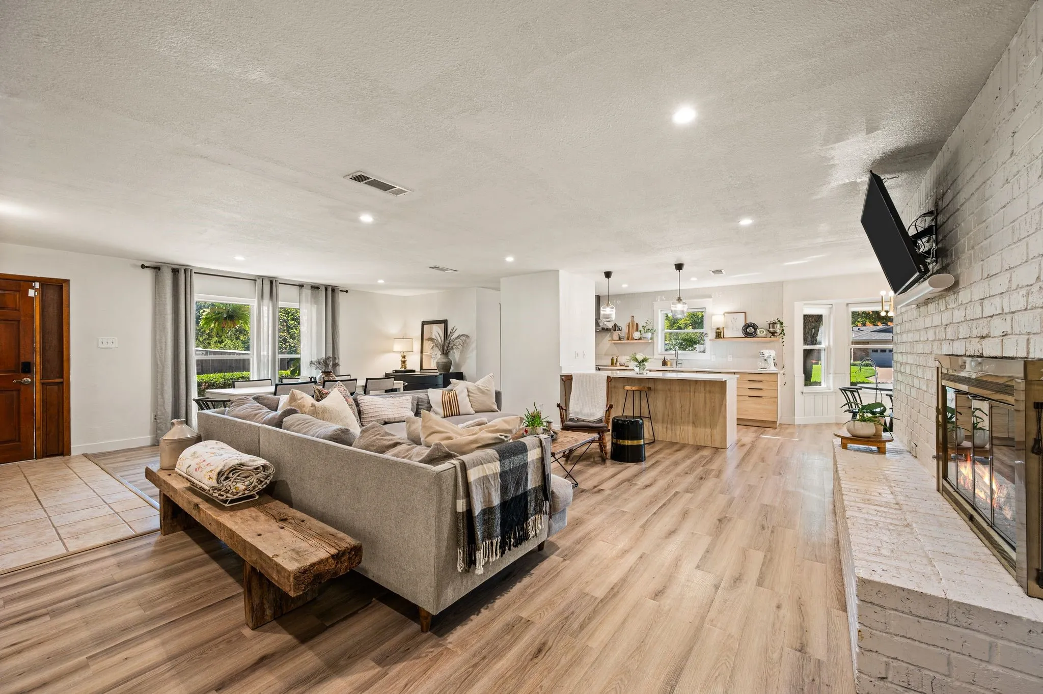 Single Family Residence For Sale in Tarrant County , 1317 Wade Drive, Bedford, Texas 76022, 4 Bedroom, 2 Bathroom, 2 Garage spaces, 2,162 Sqft, built in 1972, mls#21389347, Real Estate Agent in Bedford, Homes For Sale in Tarrant county, Homes For Sale in Bedford, Realtor in Bedford Texas, Real Estate Brokerage Independent Realty Texas, Luminita Cordes Realtor