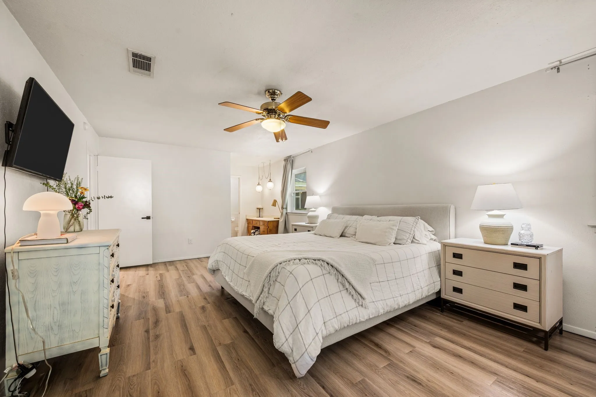 Single Family Residence For Sale in Tarrant County , 1317 Wade Drive, Bedford, Texas 76022, 4 Bedroom, 2 Bathroom, 2 Garage spaces, 2,162 Sqft, built in 1972, mls#21389347, Real Estate Agent in Bedford, Homes For Sale in Tarrant county, Homes For Sale in Bedford, Realtor in Bedford Texas, Real Estate Brokerage Independent Realty Texas, Luminita Cordes Realtor