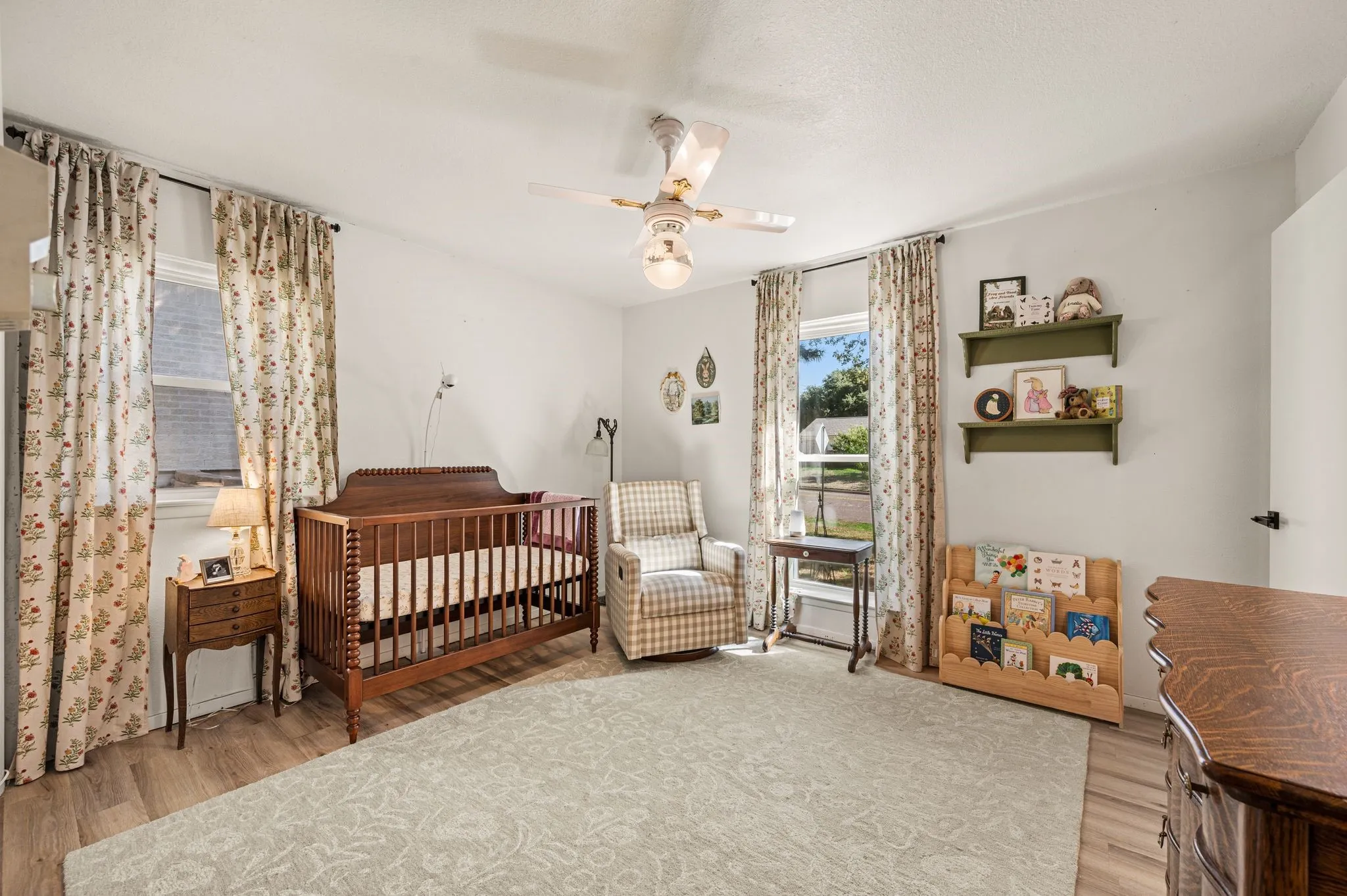 Single Family Residence For Sale in Tarrant County , 1317 Wade Drive, Bedford, Texas 76022, 4 Bedroom, 2 Bathroom, 2 Garage spaces, 2,162 Sqft, built in 1972, mls#21389347, Real Estate Agent in Bedford, Homes For Sale in Tarrant county, Homes For Sale in Bedford, Realtor in Bedford Texas, Real Estate Brokerage Independent Realty Texas, Luminita Cordes Realtor