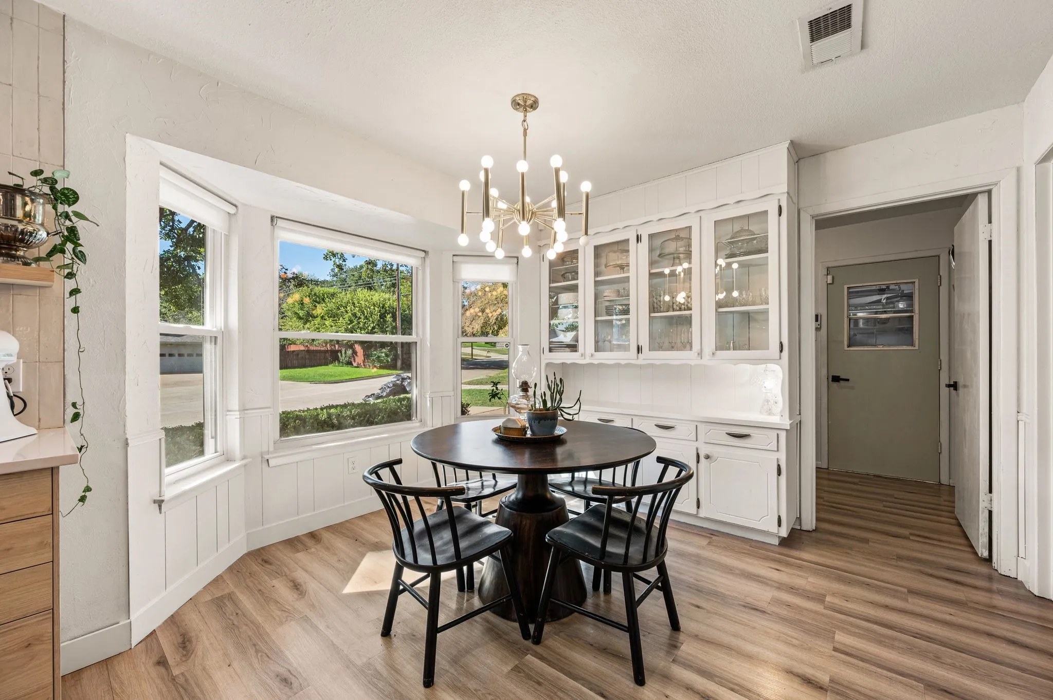 Single Family Residence For Sale in Tarrant County , 1317 Wade Drive, Bedford, Texas 76022, 4 Bedroom, 2 Bathroom, 2 Garage spaces, 2,162 Sqft, built in 1972, mls#21389347, Real Estate Agent in Bedford, Homes For Sale in Tarrant county, Homes For Sale in Bedford, Realtor in Bedford Texas, Real Estate Brokerage Independent Realty Texas, Luminita Cordes Realtor