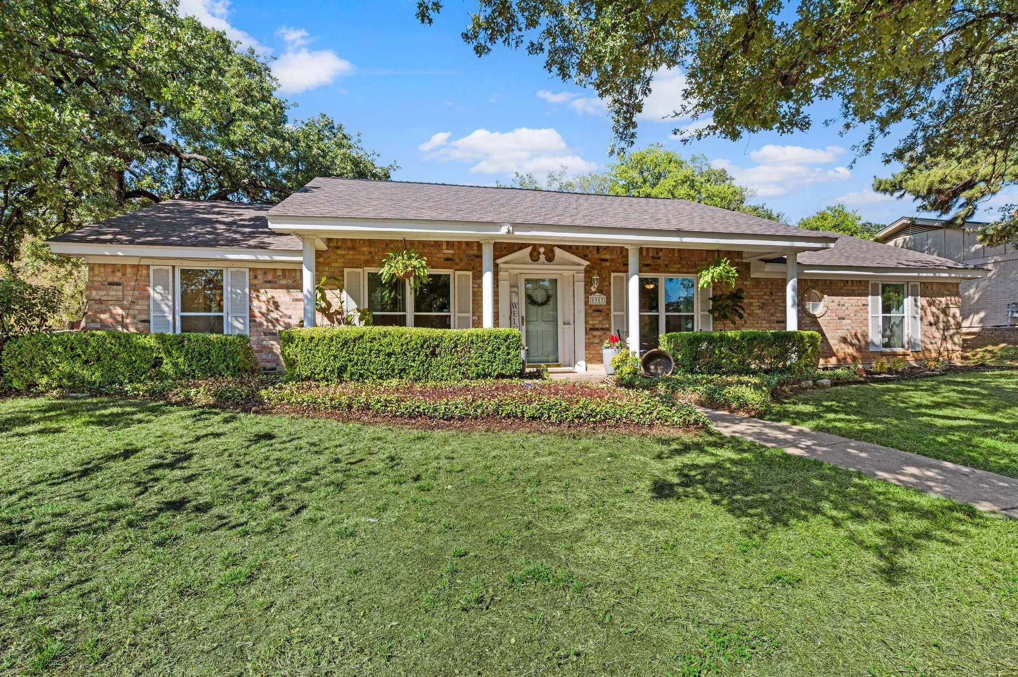 Single Family Residence For Sale in Tarrant County , 1317 Wade Drive, Bedford, Texas 76022, 4 Bedroom, 2 Bathroom, 2 Garage spaces, 2,162 Sqft, built in 1972, mls#21389347, Real Estate Agent in Bedford, Homes For Sale in Tarrant county, Homes For Sale in Bedford, Realtor in Bedford Texas, Real Estate Brokerage Independent Realty Texas, Luminita Cordes Realtor