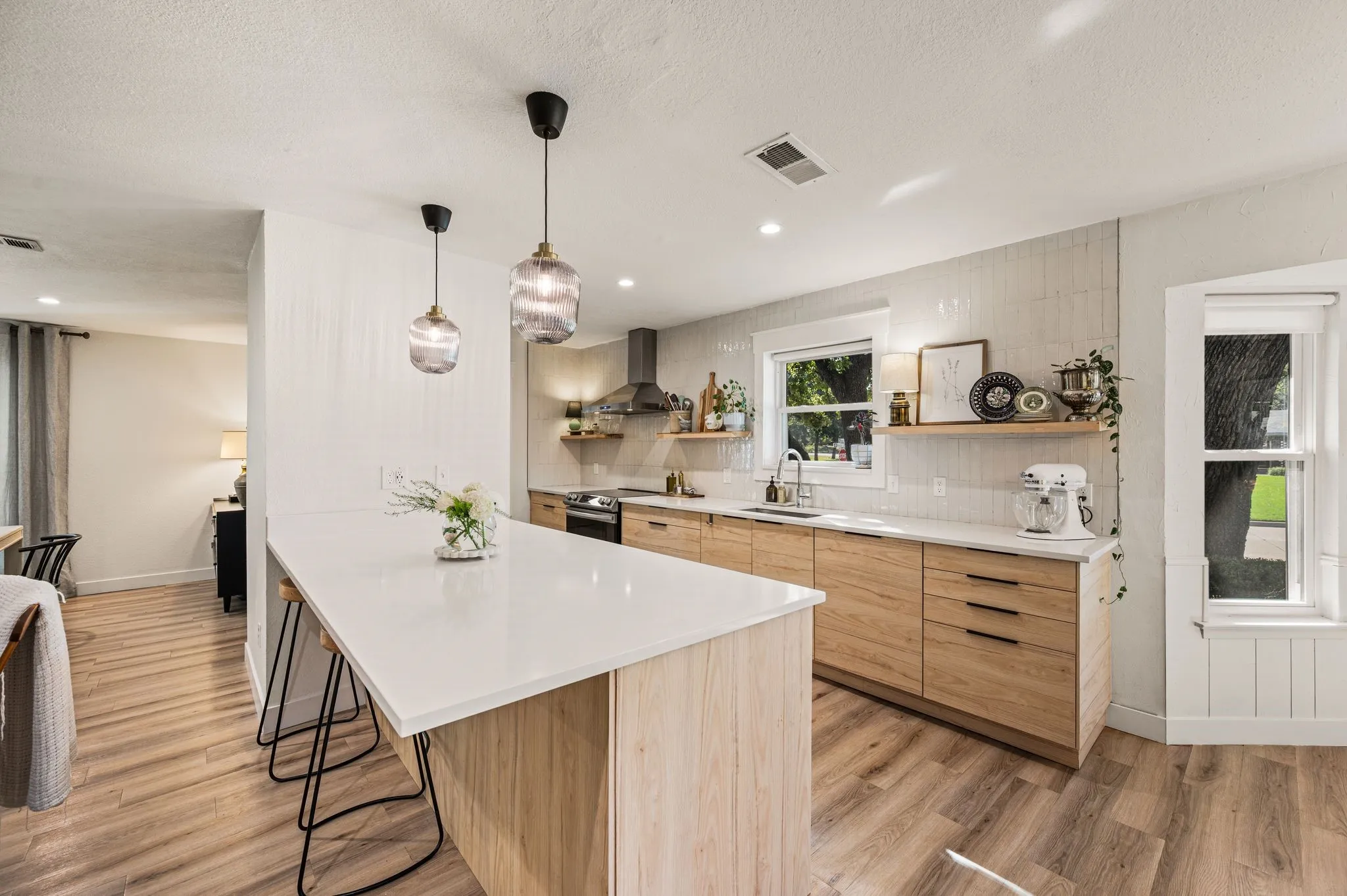 Single Family Residence For Sale in Tarrant County , 1317 Wade Drive, Bedford, Texas 76022, 4 Bedroom, 2 Bathroom, 2 Garage spaces, 2,162 Sqft, built in 1972, mls#21389347, Real Estate Agent in Bedford, Homes For Sale in Tarrant county, Homes For Sale in Bedford, Realtor in Bedford Texas, Real Estate Brokerage Independent Realty Texas, Luminita Cordes Realtor