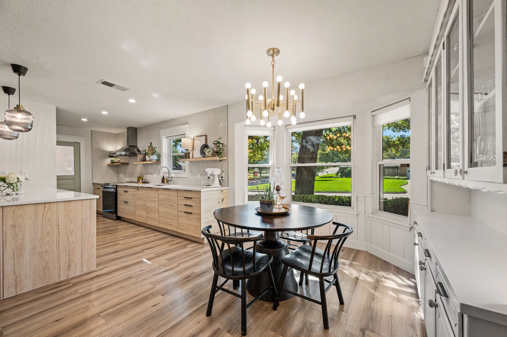 Single Family Residence For Sale in Tarrant County , 1317 Wade Drive, Bedford, Texas 76022, 4 Bedroom, 2 Bathroom, 2 Garage spaces, 2,162 Sqft, built in 1972, mls#21389347, Real Estate Agent in Bedford, Homes For Sale in Tarrant county, Homes For Sale in Bedford, Realtor in Bedford Texas, Real Estate Brokerage Independent Realty Texas, Luminita Cordes Realtor