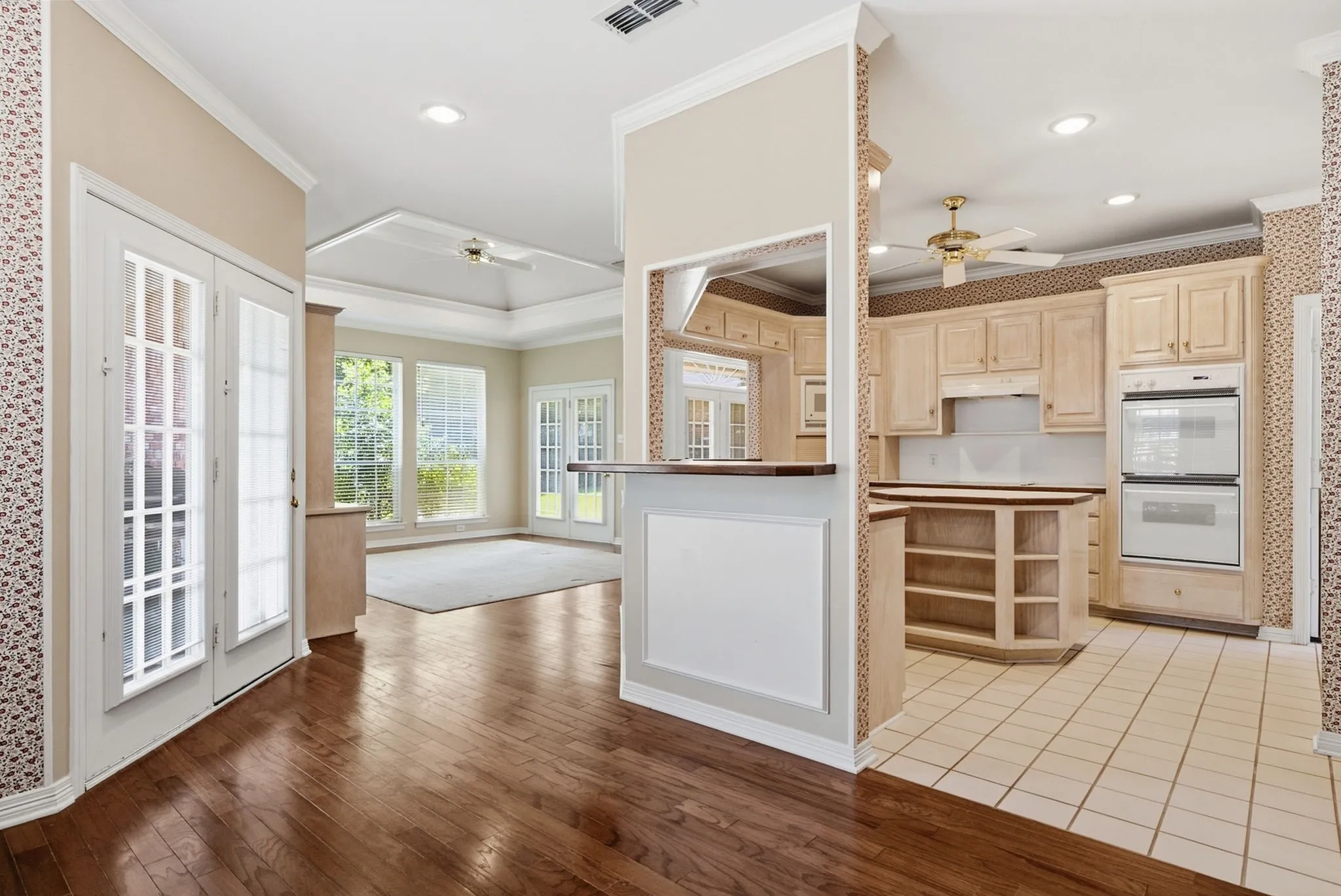 Single Family Residence For Sale in Smith County , 3403 Pinecreek Drive, Tyler, Texas 75707, 4 Bedroom, 3 Bathroom, 2 Garage spaces, 2,872 Sqft, built in 1993, mls#21389701, Real Estate Agent in Tyler, Homes For Sale in Smith county, Homes For Sale in Tyler, Realtor in Tyler Texas, Real Estate Brokerage Independent Realty Texas, Luminita Cordes Realtor