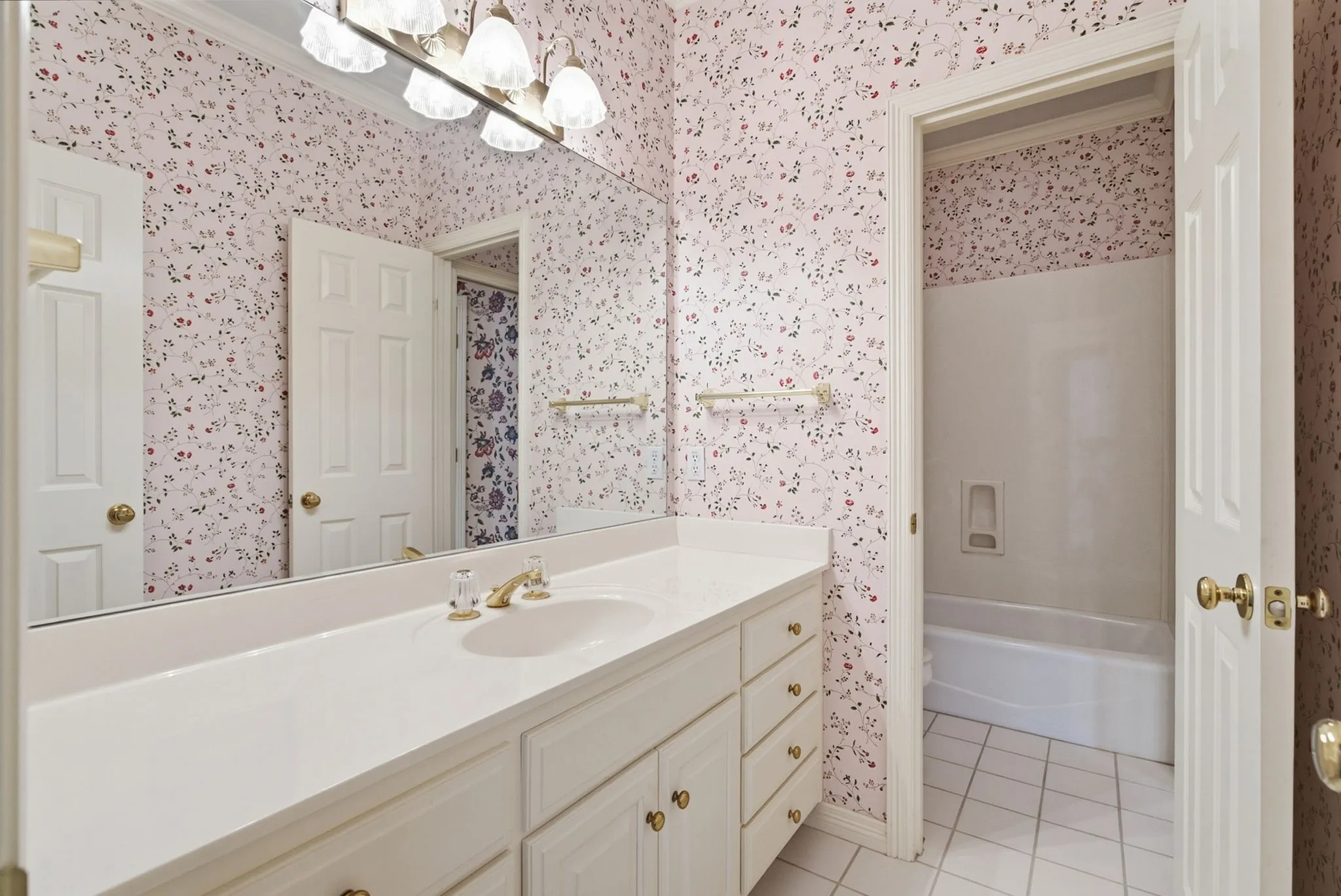 Single Family Residence For Sale in Smith County , 3403 Pinecreek Drive, Tyler, Texas 75707, 4 Bedroom, 3 Bathroom, 2 Garage spaces, 2,872 Sqft, built in 1993, mls#21389701, Real Estate Agent in Tyler, Homes For Sale in Smith county, Homes For Sale in Tyler, Realtor in Tyler Texas, Real Estate Brokerage Independent Realty Texas, Luminita Cordes Realtor