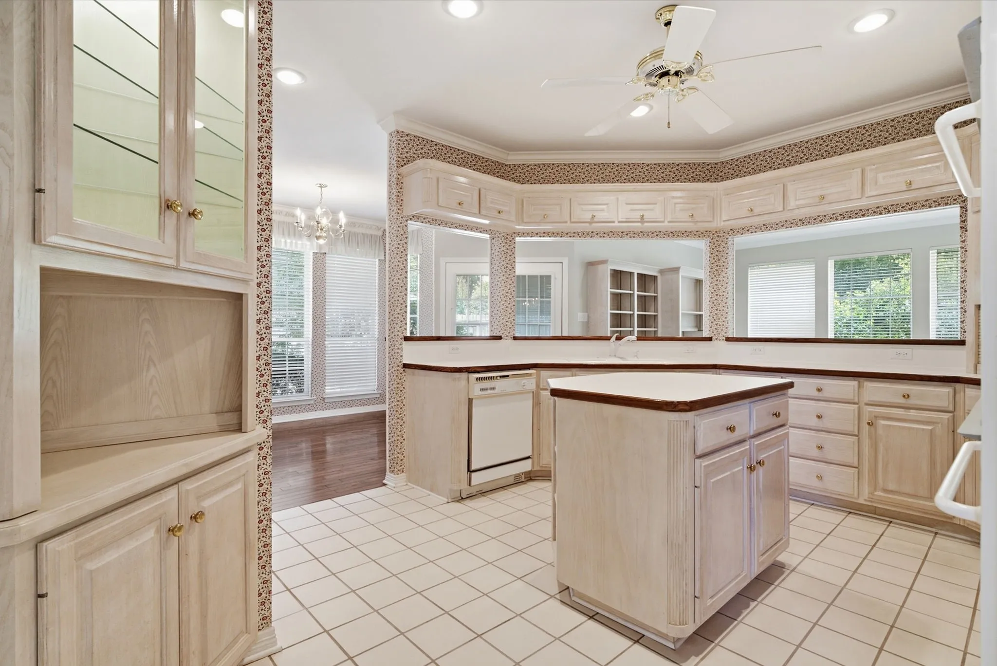 Single Family Residence For Sale in Smith County , 3403 Pinecreek Drive, Tyler, Texas 75707, 4 Bedroom, 3 Bathroom, 2 Garage spaces, 2,872 Sqft, built in 1993, mls#21389701, Real Estate Agent in Tyler, Homes For Sale in Smith county, Homes For Sale in Tyler, Realtor in Tyler Texas, Real Estate Brokerage Independent Realty Texas, Luminita Cordes Realtor