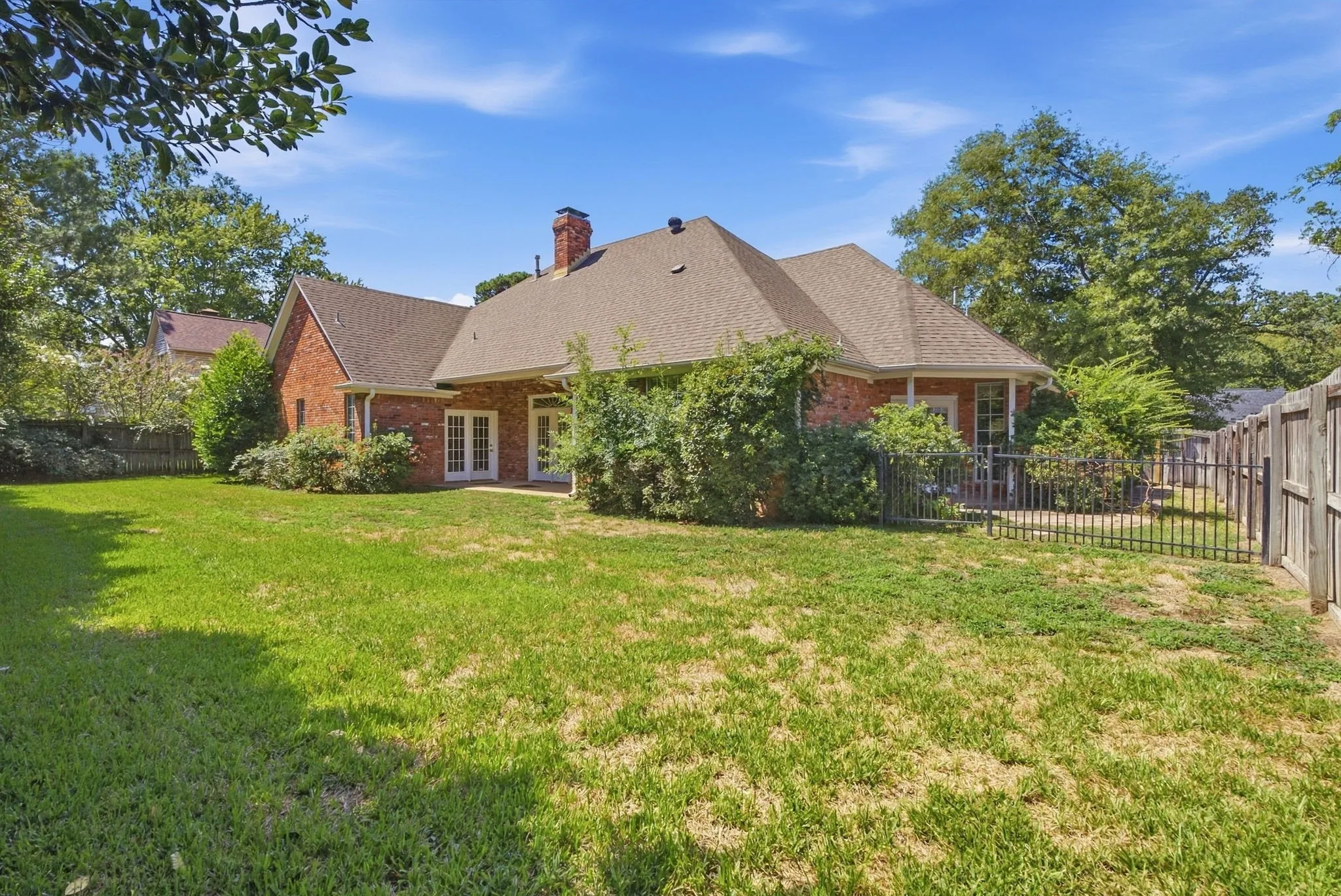 Single Family Residence For Sale in Smith County , 3403 Pinecreek Drive, Tyler, Texas 75707, 4 Bedroom, 3 Bathroom, 2 Garage spaces, 2,872 Sqft, built in 1993, mls#21389701, Real Estate Agent in Tyler, Homes For Sale in Smith county, Homes For Sale in Tyler, Realtor in Tyler Texas, Real Estate Brokerage Independent Realty Texas, Luminita Cordes Realtor