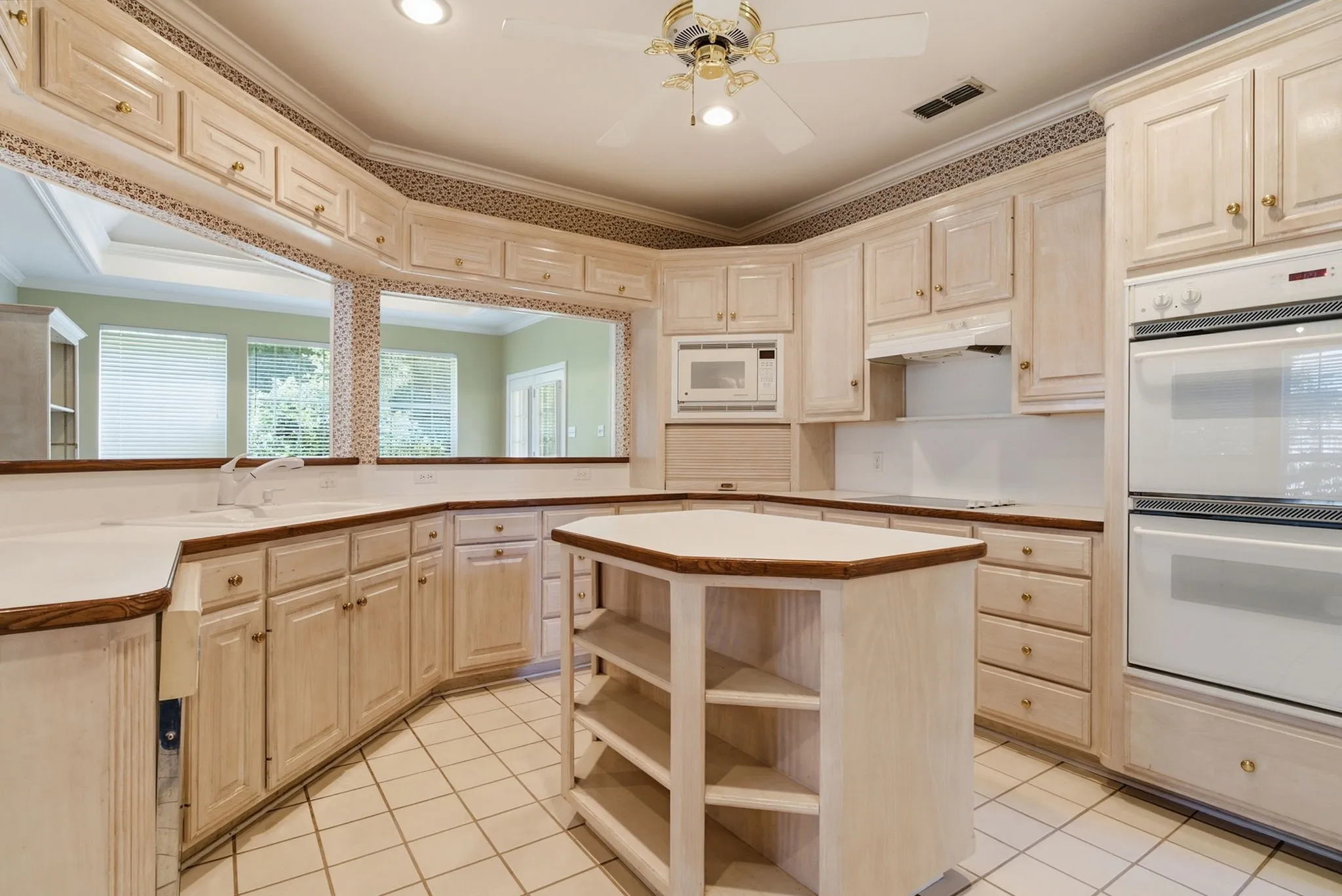 Single Family Residence For Sale in Smith County , 3403 Pinecreek Drive, Tyler, Texas 75707, 4 Bedroom, 3 Bathroom, 2 Garage spaces, 2,872 Sqft, built in 1993, mls#21389701, Real Estate Agent in Tyler, Homes For Sale in Smith county, Homes For Sale in Tyler, Realtor in Tyler Texas, Real Estate Brokerage Independent Realty Texas, Luminita Cordes Realtor